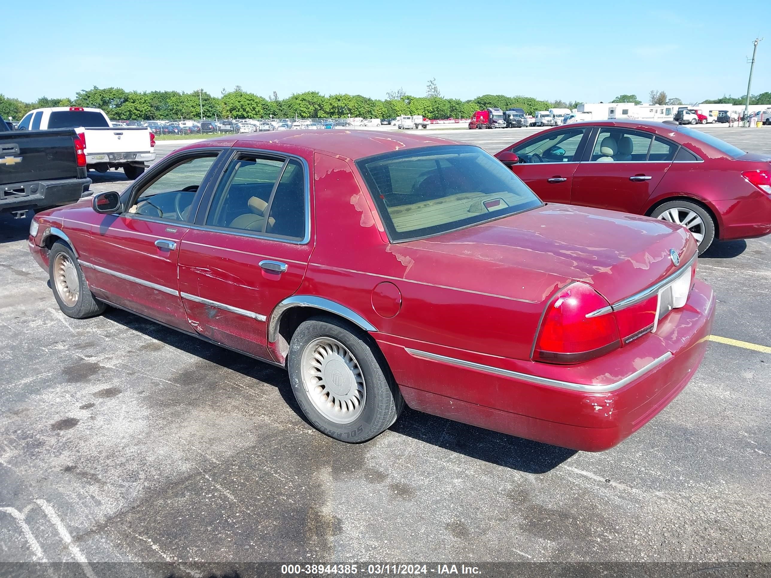 Photo 2 VIN: 2MEFM75W3XX735196 - MERCURY GRAND MARQUIS 