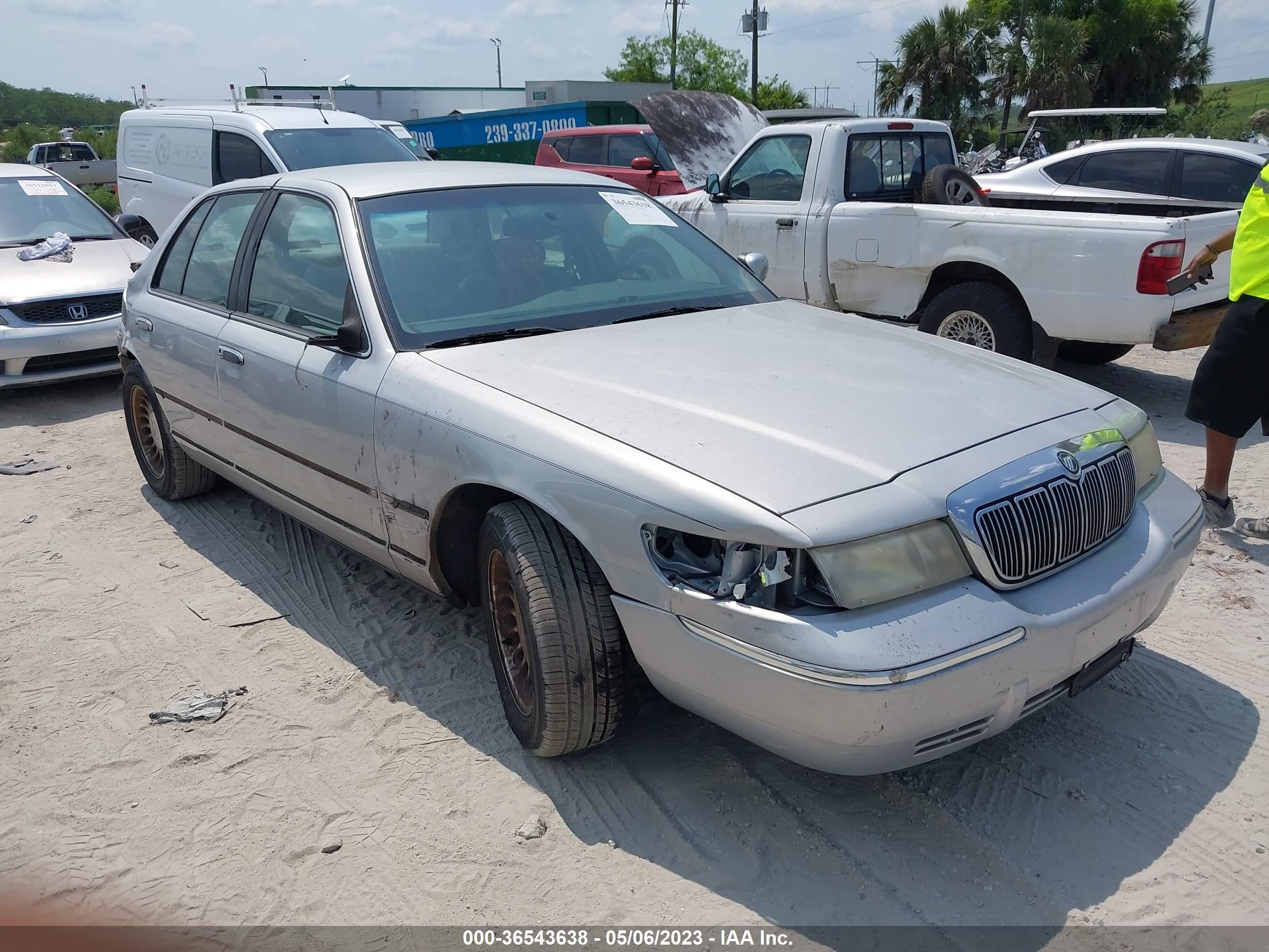 Photo 0 VIN: 2MEFM75W3YX600060 - MERCURY GRAND MARQUIS 