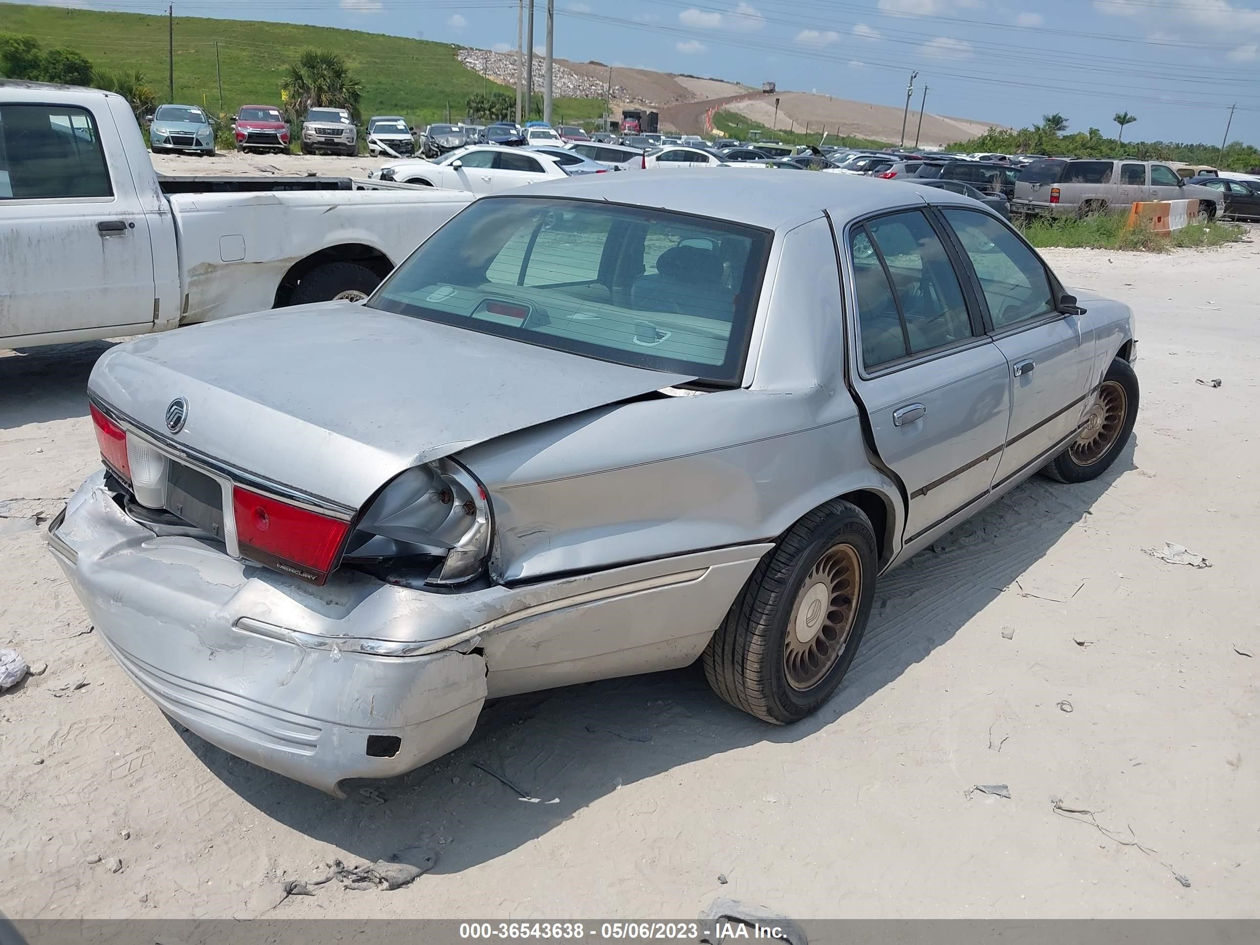 Photo 3 VIN: 2MEFM75W3YX600060 - MERCURY GRAND MARQUIS 