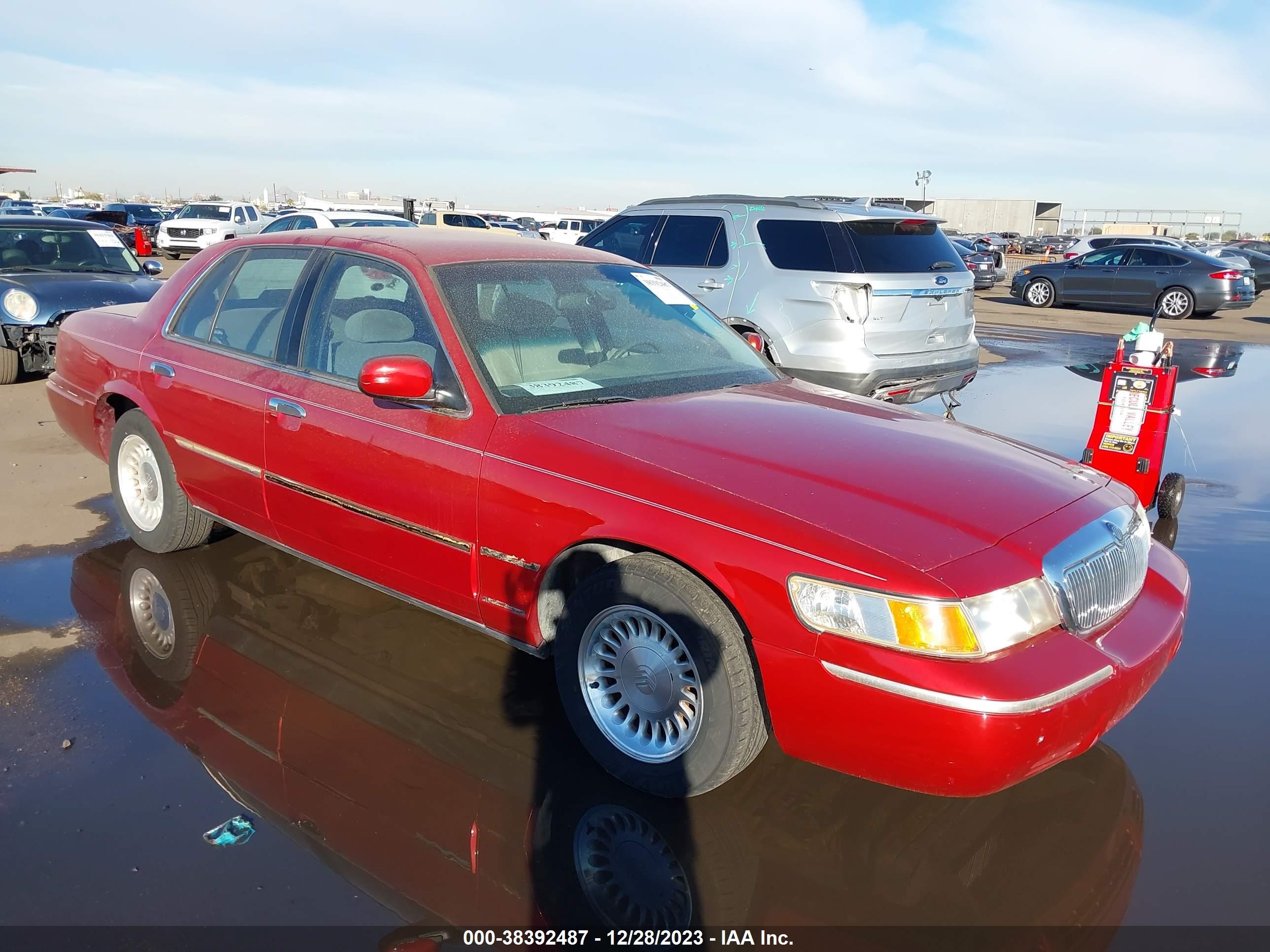 Photo 0 VIN: 2MEFM75W3YX651798 - MERCURY GRAND MARQUIS 