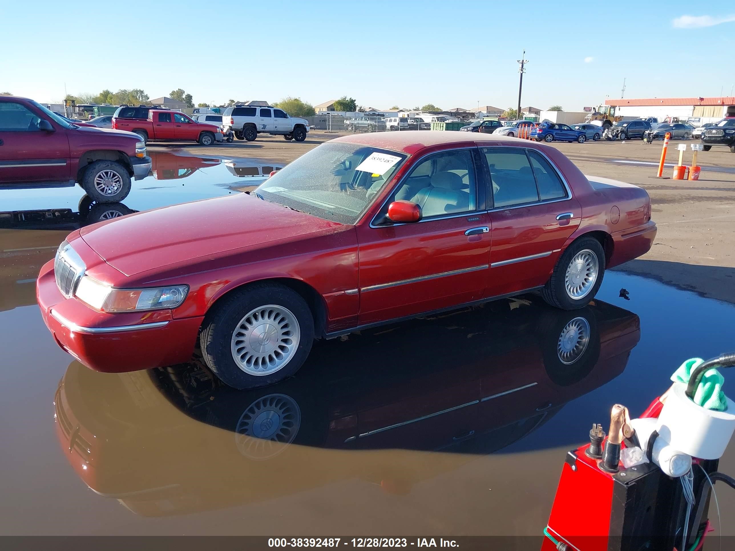 Photo 1 VIN: 2MEFM75W3YX651798 - MERCURY GRAND MARQUIS 