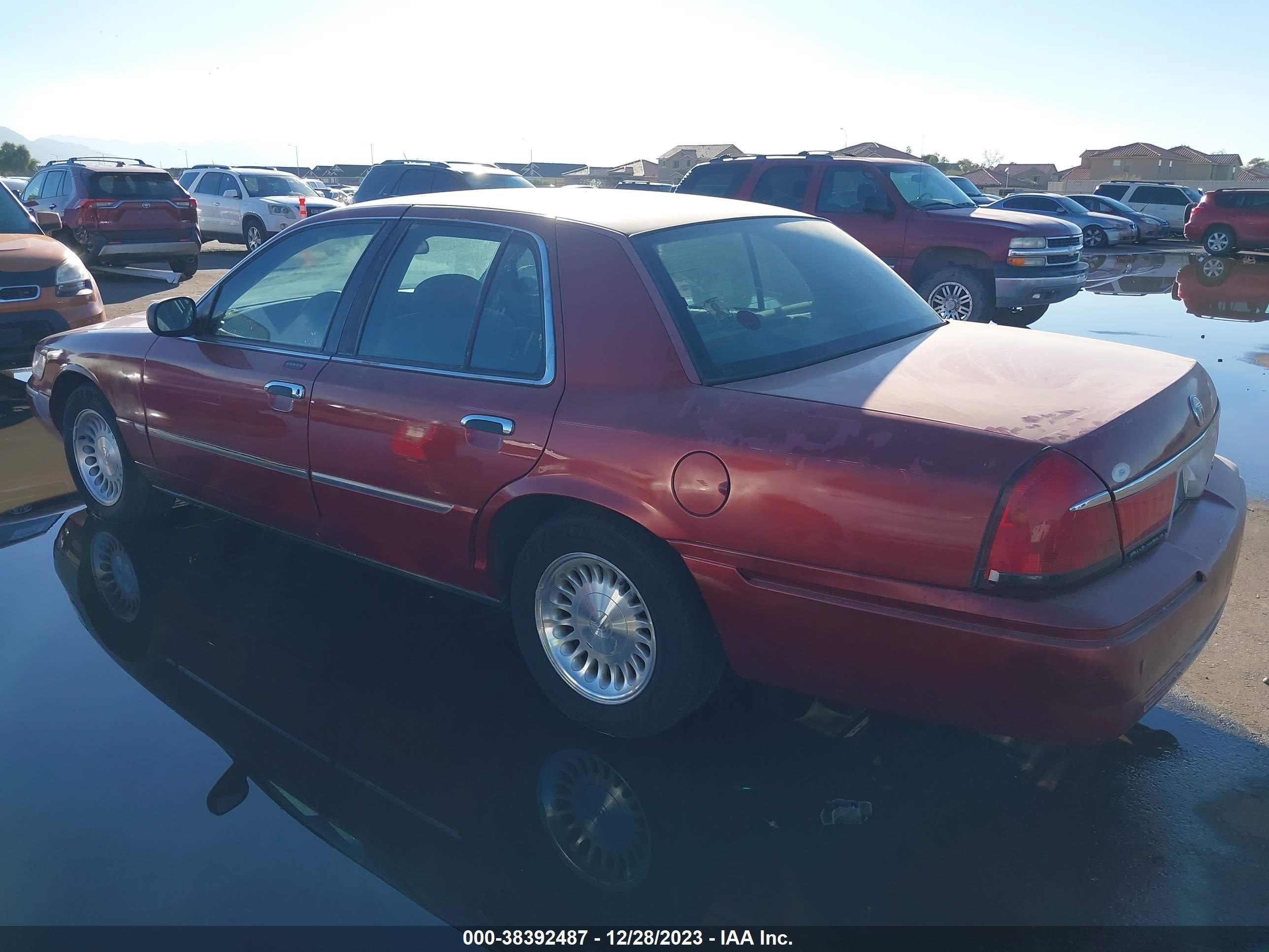 Photo 2 VIN: 2MEFM75W3YX651798 - MERCURY GRAND MARQUIS 