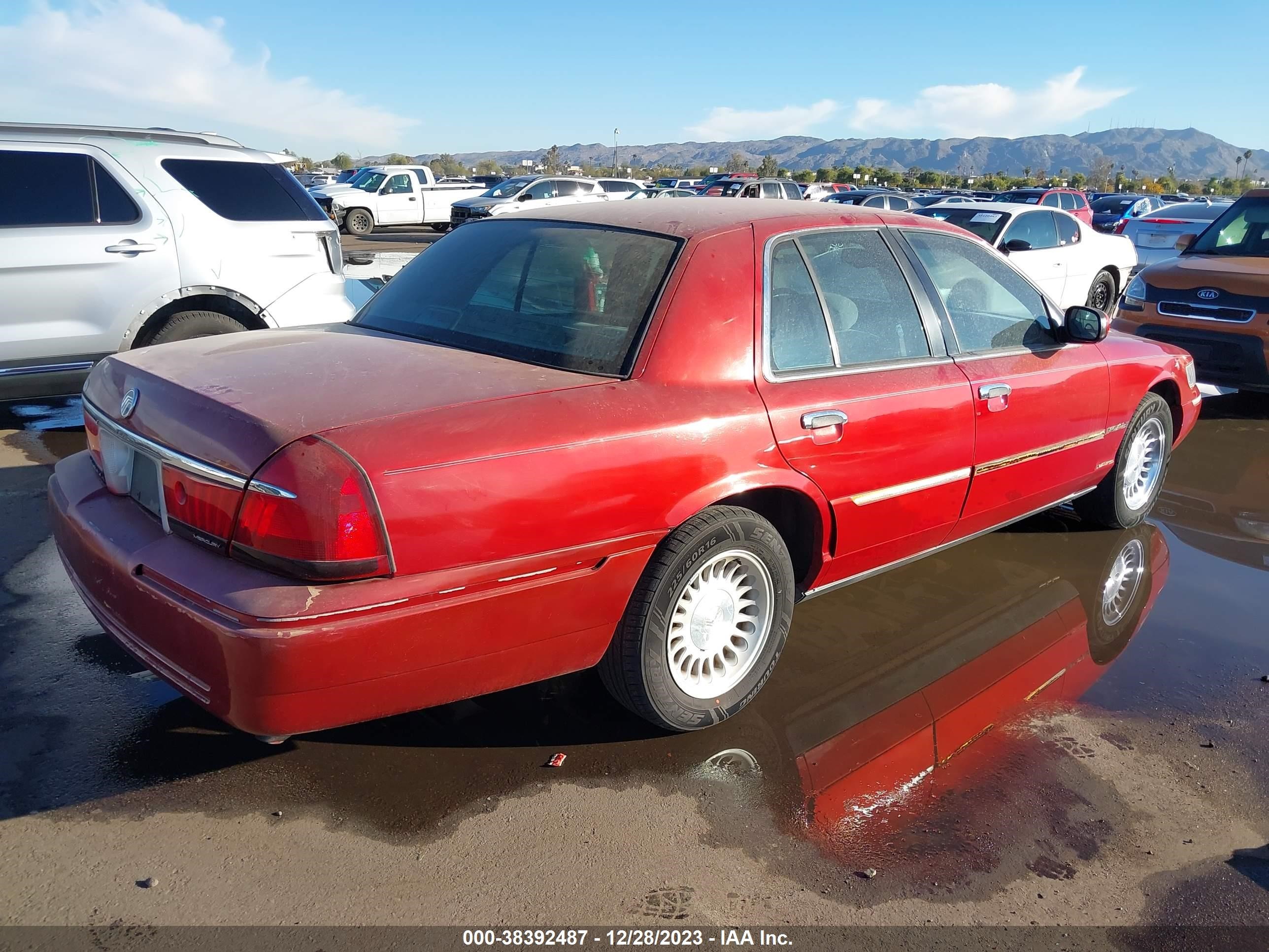 Photo 3 VIN: 2MEFM75W3YX651798 - MERCURY GRAND MARQUIS 