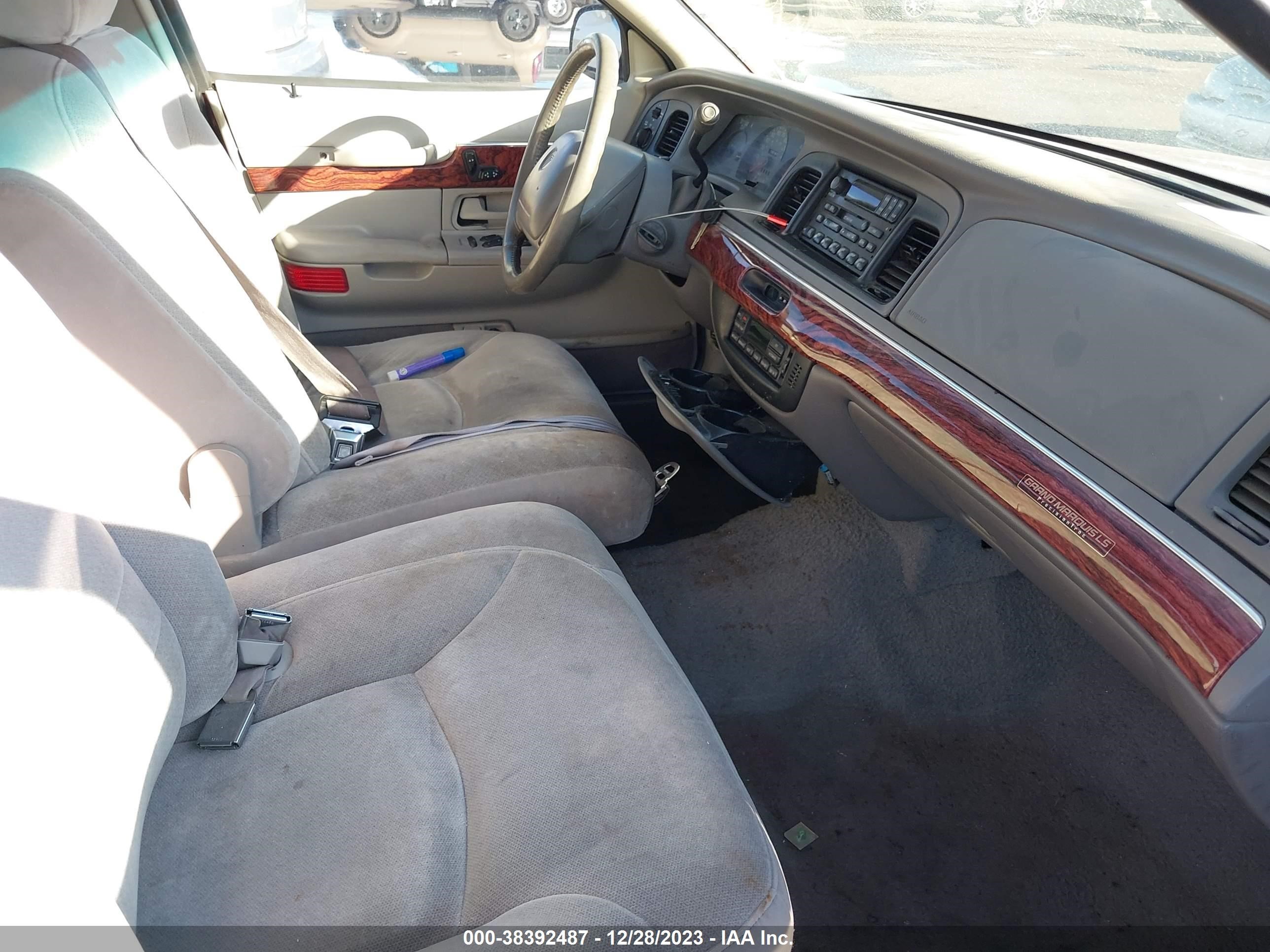 Photo 4 VIN: 2MEFM75W3YX651798 - MERCURY GRAND MARQUIS 