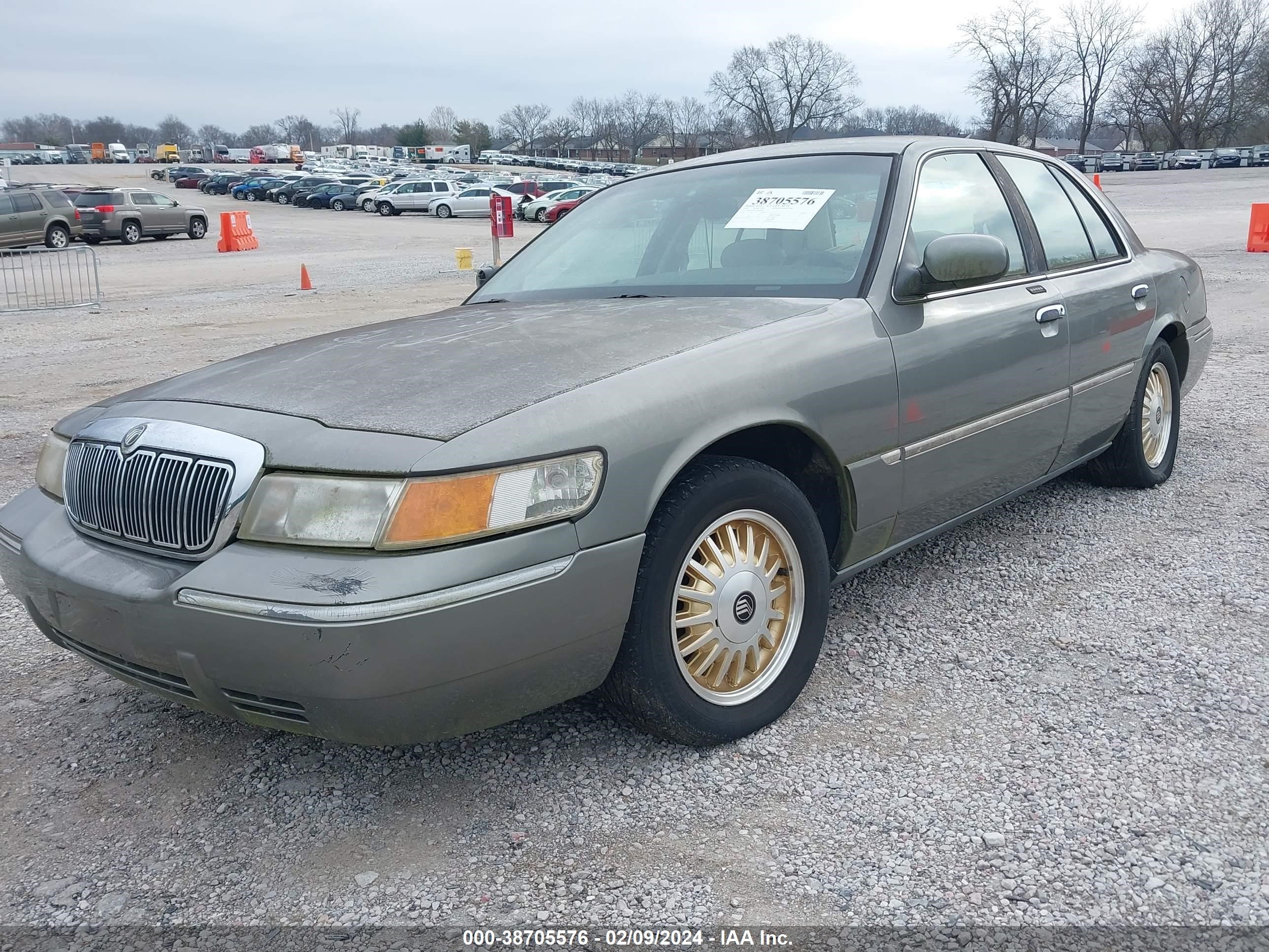 Photo 1 VIN: 2MEFM75W3YX699494 - MERCURY GRAND MARQUIS 