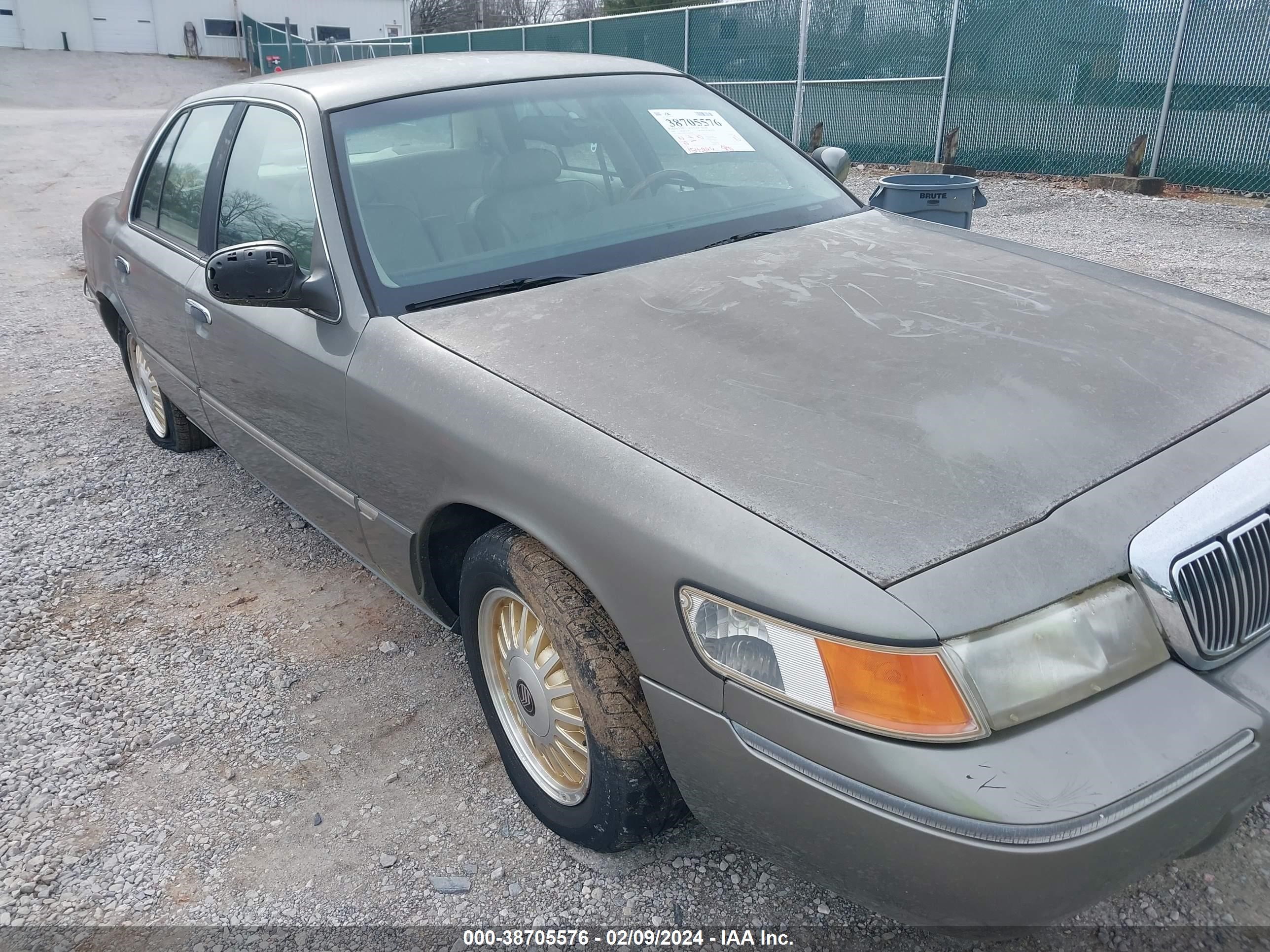 Photo 11 VIN: 2MEFM75W3YX699494 - MERCURY GRAND MARQUIS 