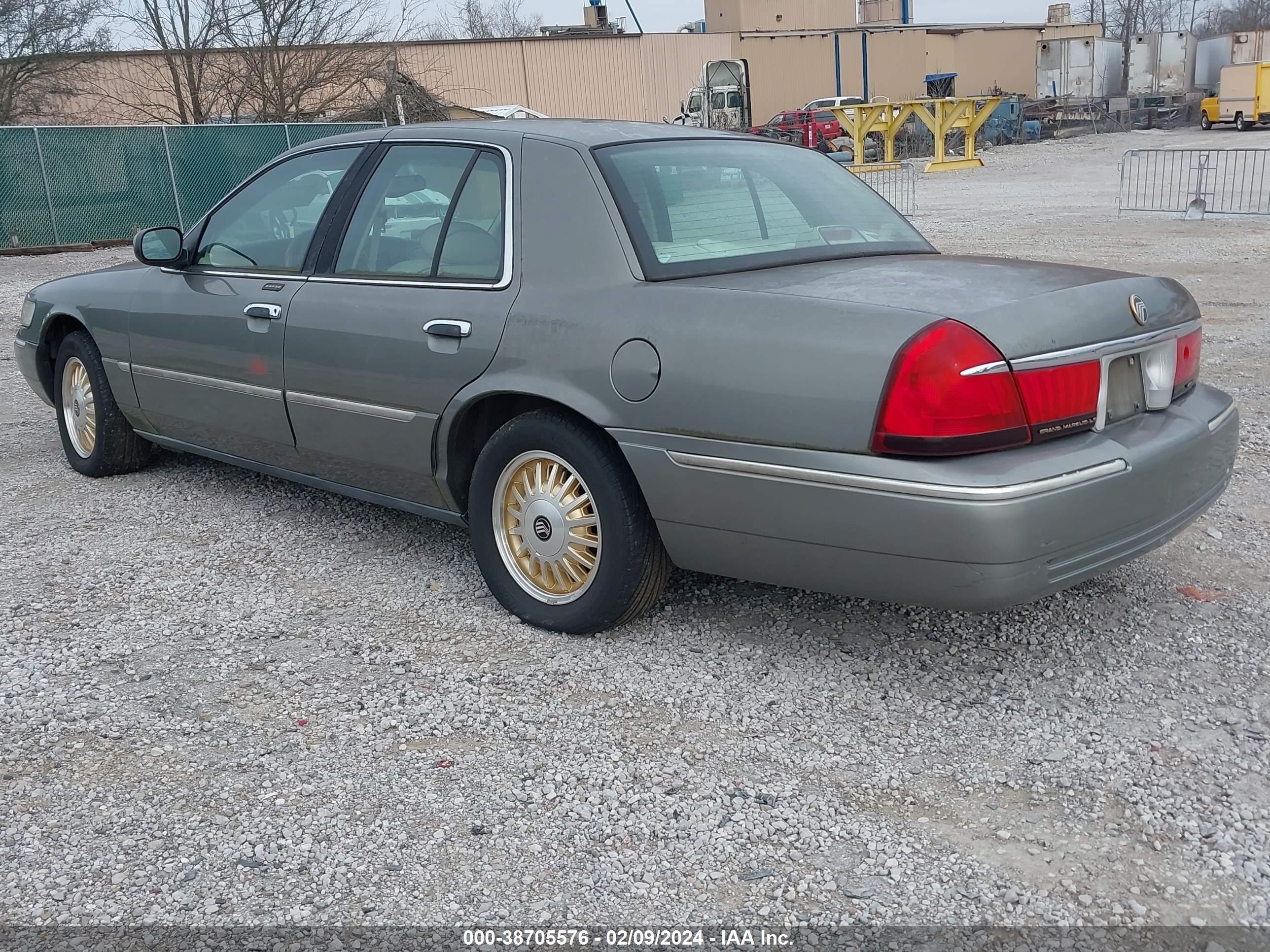 Photo 2 VIN: 2MEFM75W3YX699494 - MERCURY GRAND MARQUIS 