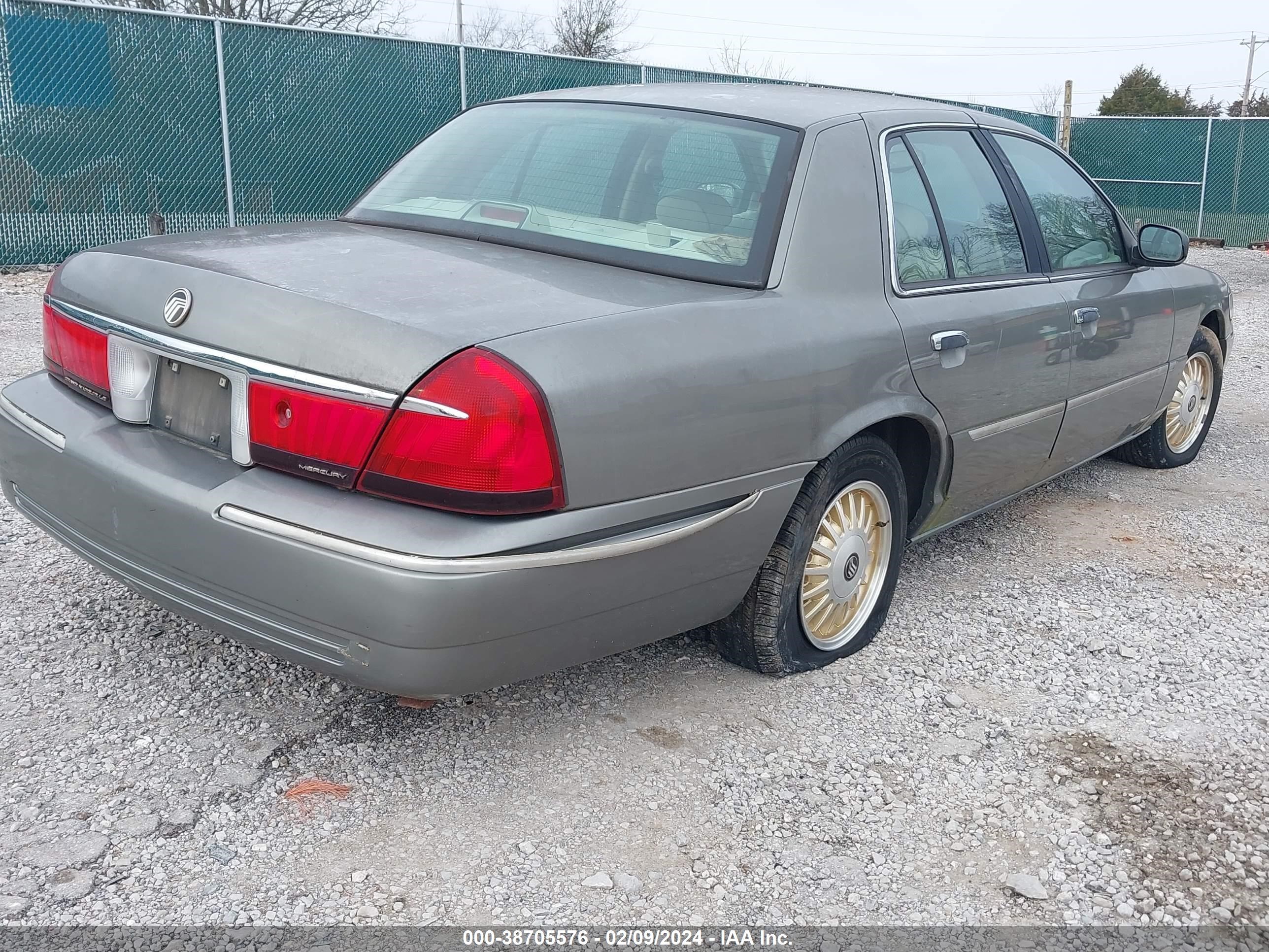 Photo 3 VIN: 2MEFM75W3YX699494 - MERCURY GRAND MARQUIS 