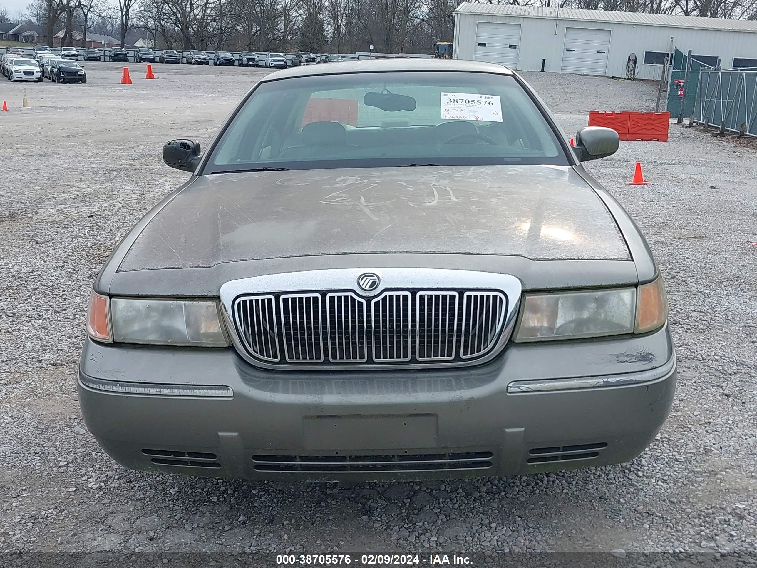 Photo 5 VIN: 2MEFM75W3YX699494 - MERCURY GRAND MARQUIS 