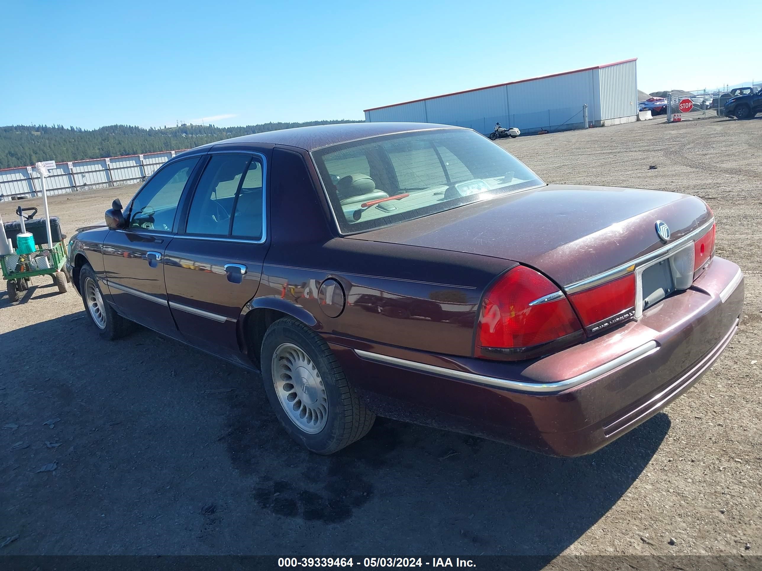 Photo 2 VIN: 2MEFM75W41X687070 - MERCURY GRAND MARQUIS 