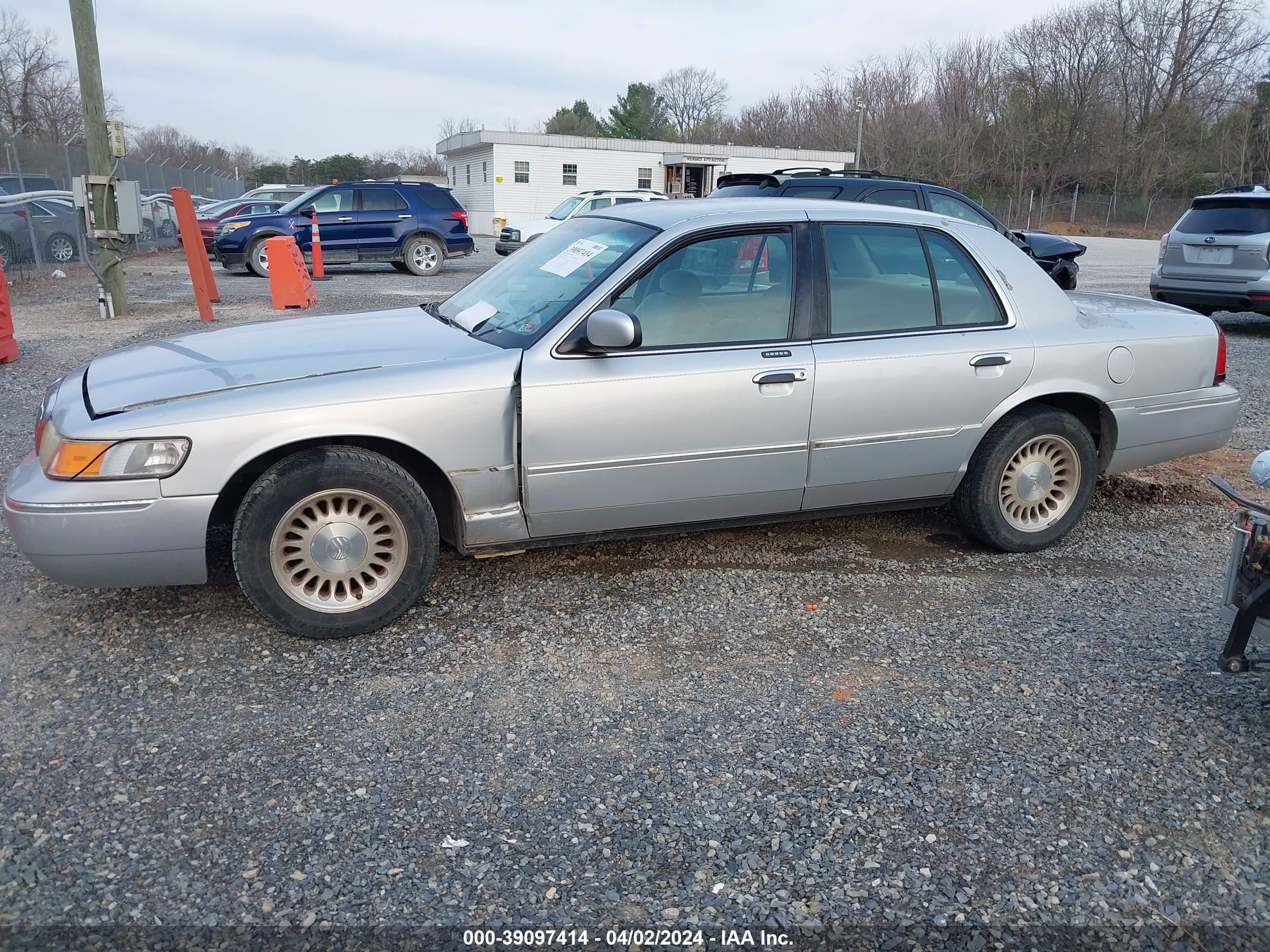 Photo 13 VIN: 2MEFM75W41X697159 - MERCURY GRAND MARQUIS 