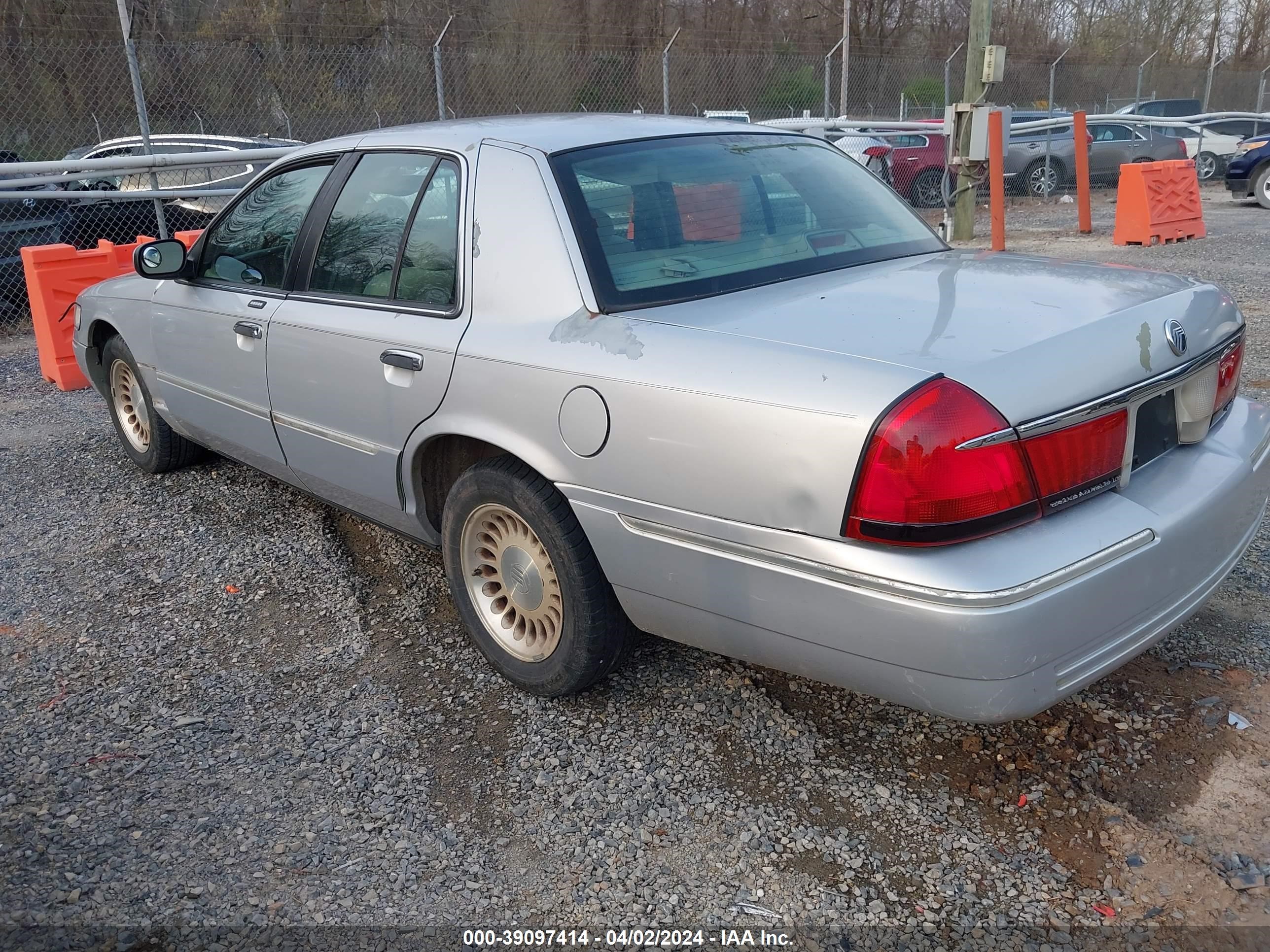 Photo 2 VIN: 2MEFM75W41X697159 - MERCURY GRAND MARQUIS 