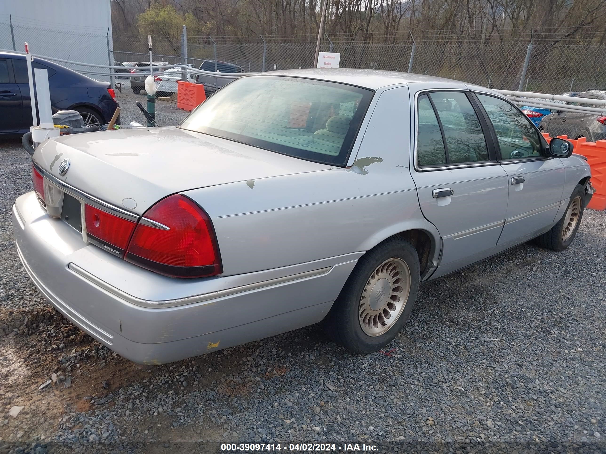 Photo 3 VIN: 2MEFM75W41X697159 - MERCURY GRAND MARQUIS 