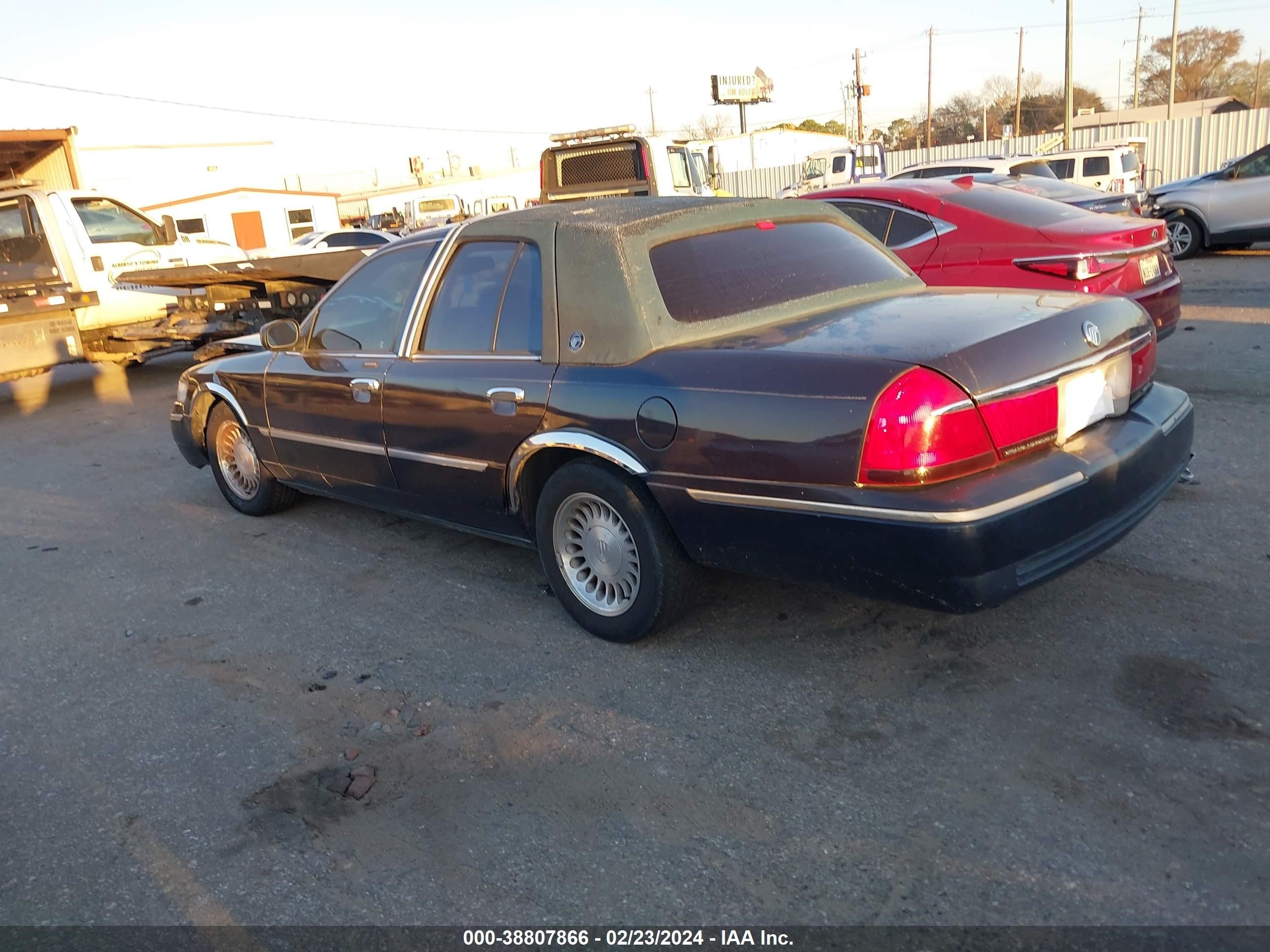 Photo 2 VIN: 2MEFM75W42X627601 - MERCURY GRAND MARQUIS 