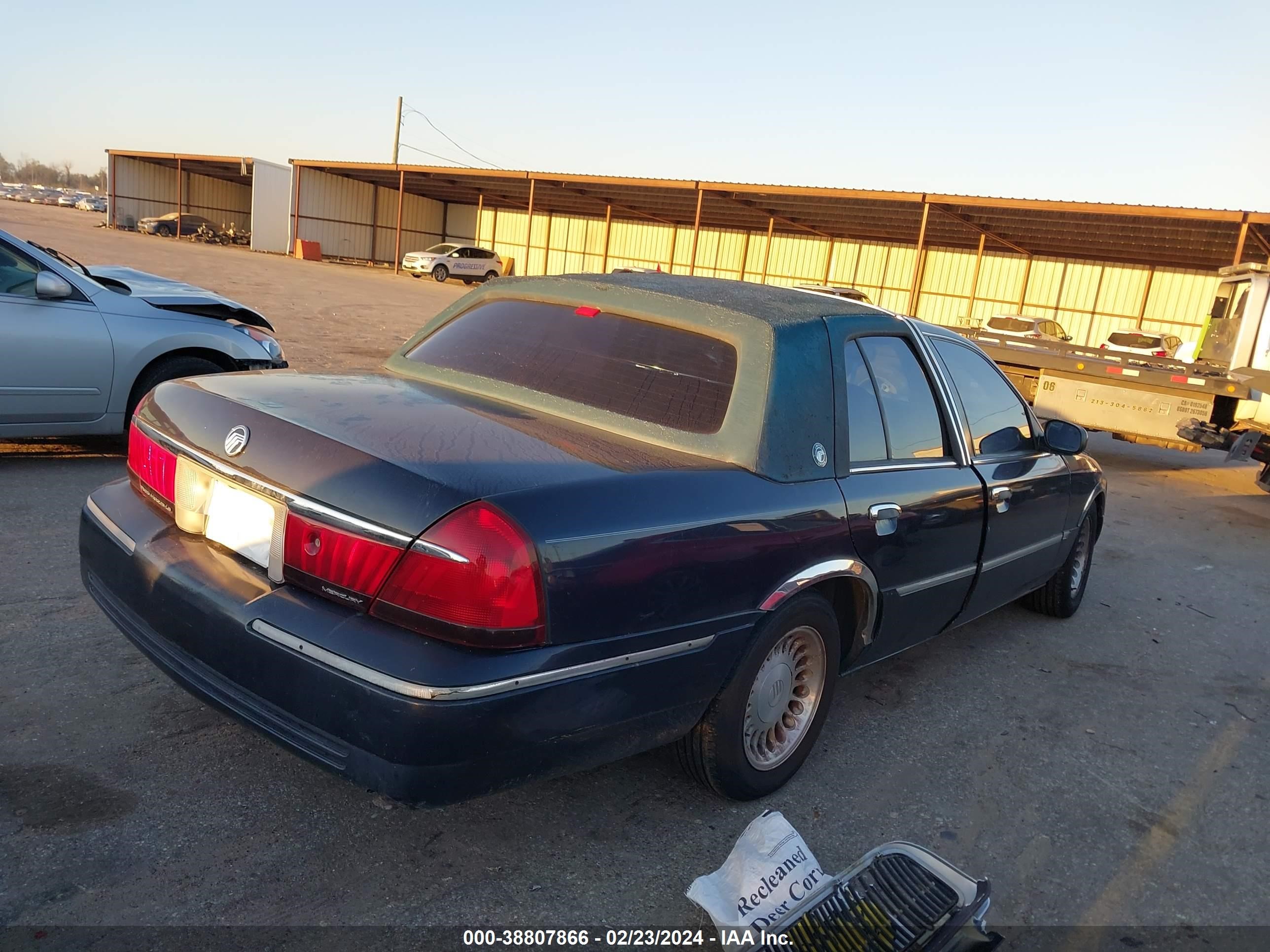 Photo 3 VIN: 2MEFM75W42X627601 - MERCURY GRAND MARQUIS 