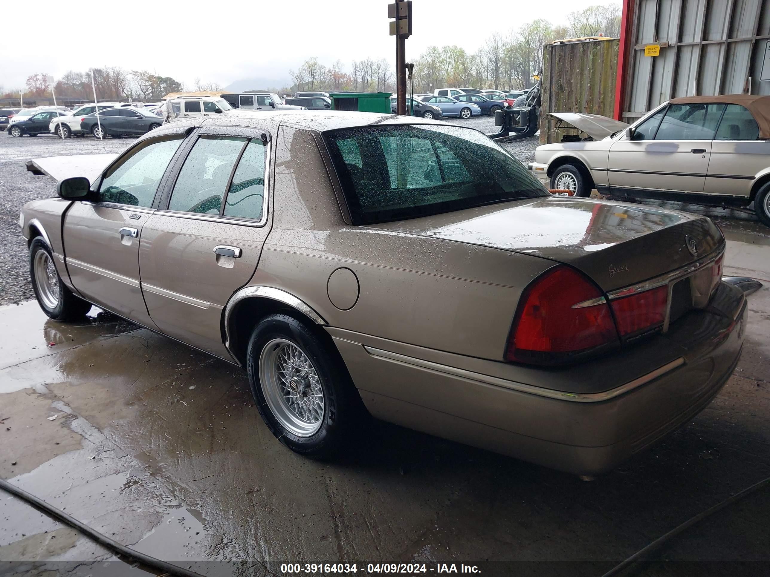 Photo 2 VIN: 2MEFM75W42X646150 - MERCURY GRAND MARQUIS 