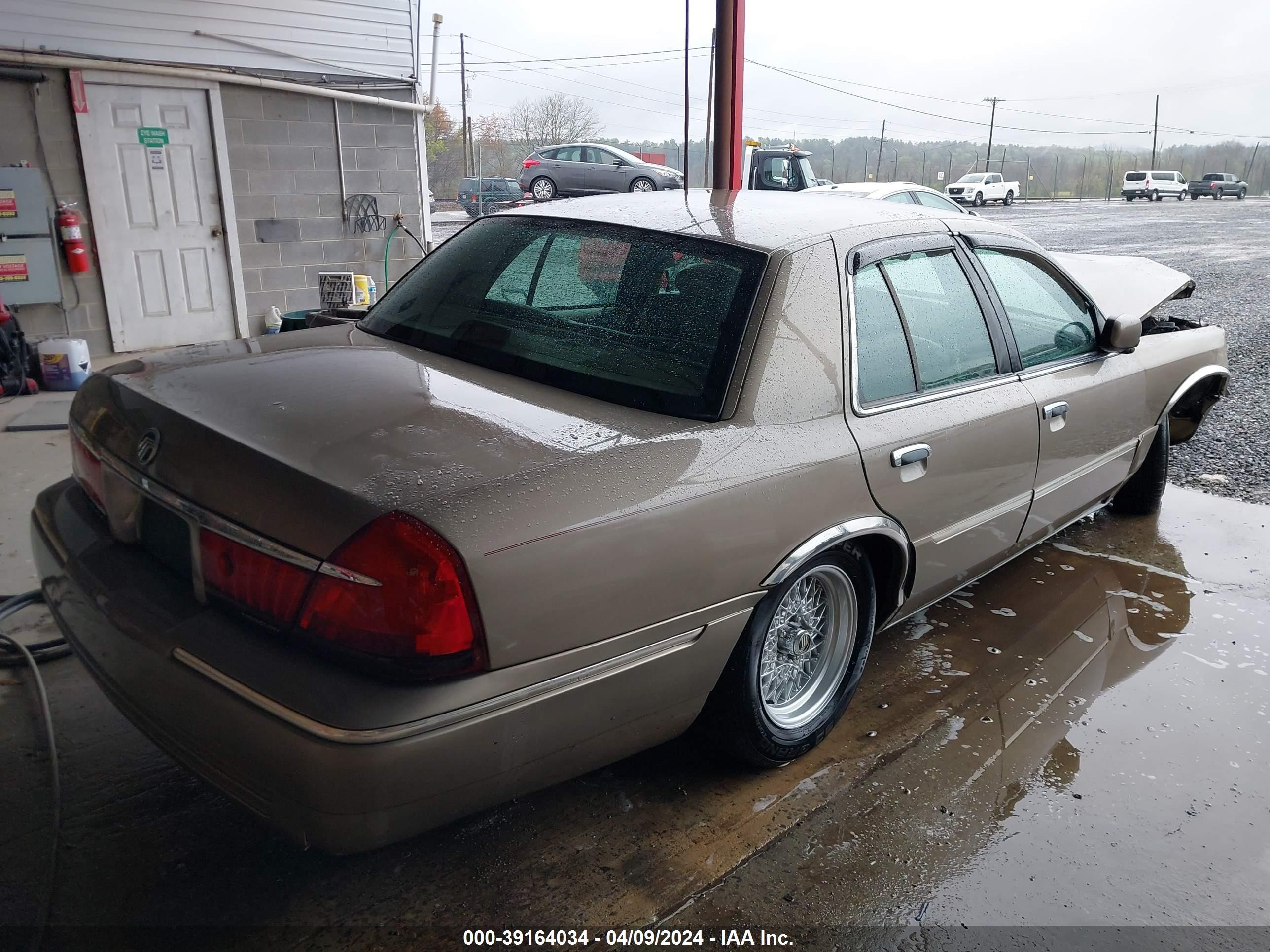 Photo 3 VIN: 2MEFM75W42X646150 - MERCURY GRAND MARQUIS 