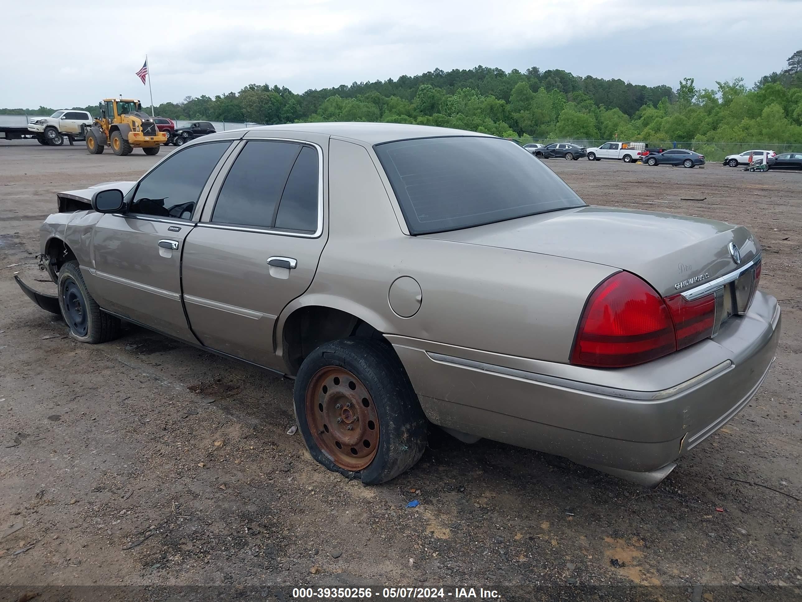 Photo 2 VIN: 2MEFM75W43X709829 - MERCURY GRAND MARQUIS 