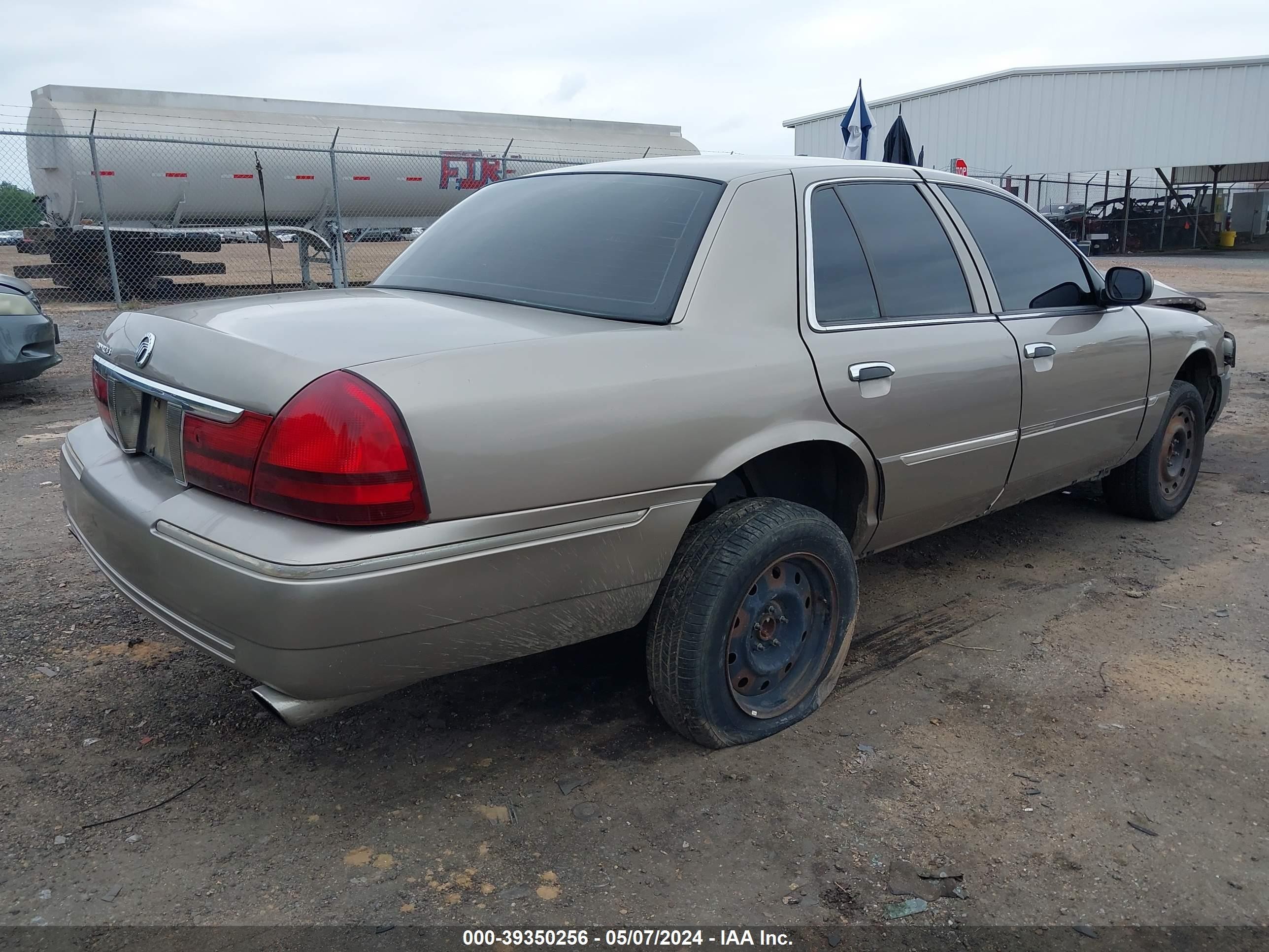 Photo 3 VIN: 2MEFM75W43X709829 - MERCURY GRAND MARQUIS 