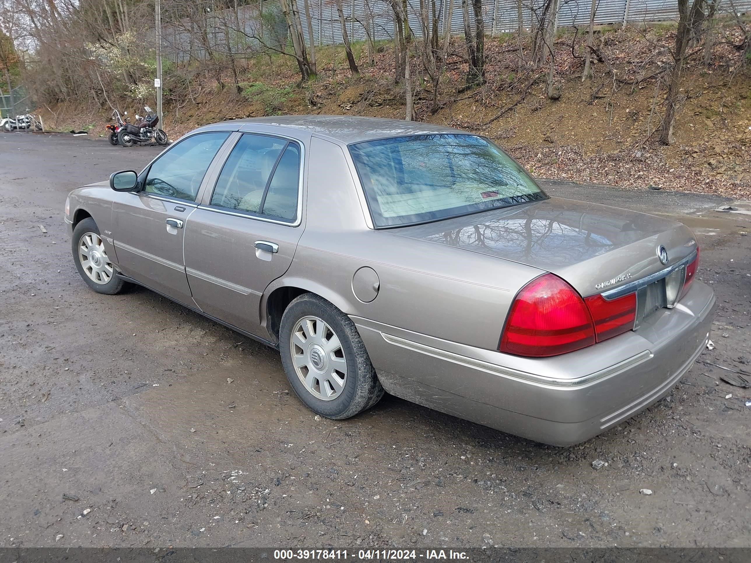 Photo 2 VIN: 2MEFM75W44X640092 - MERCURY GRAND MARQUIS 