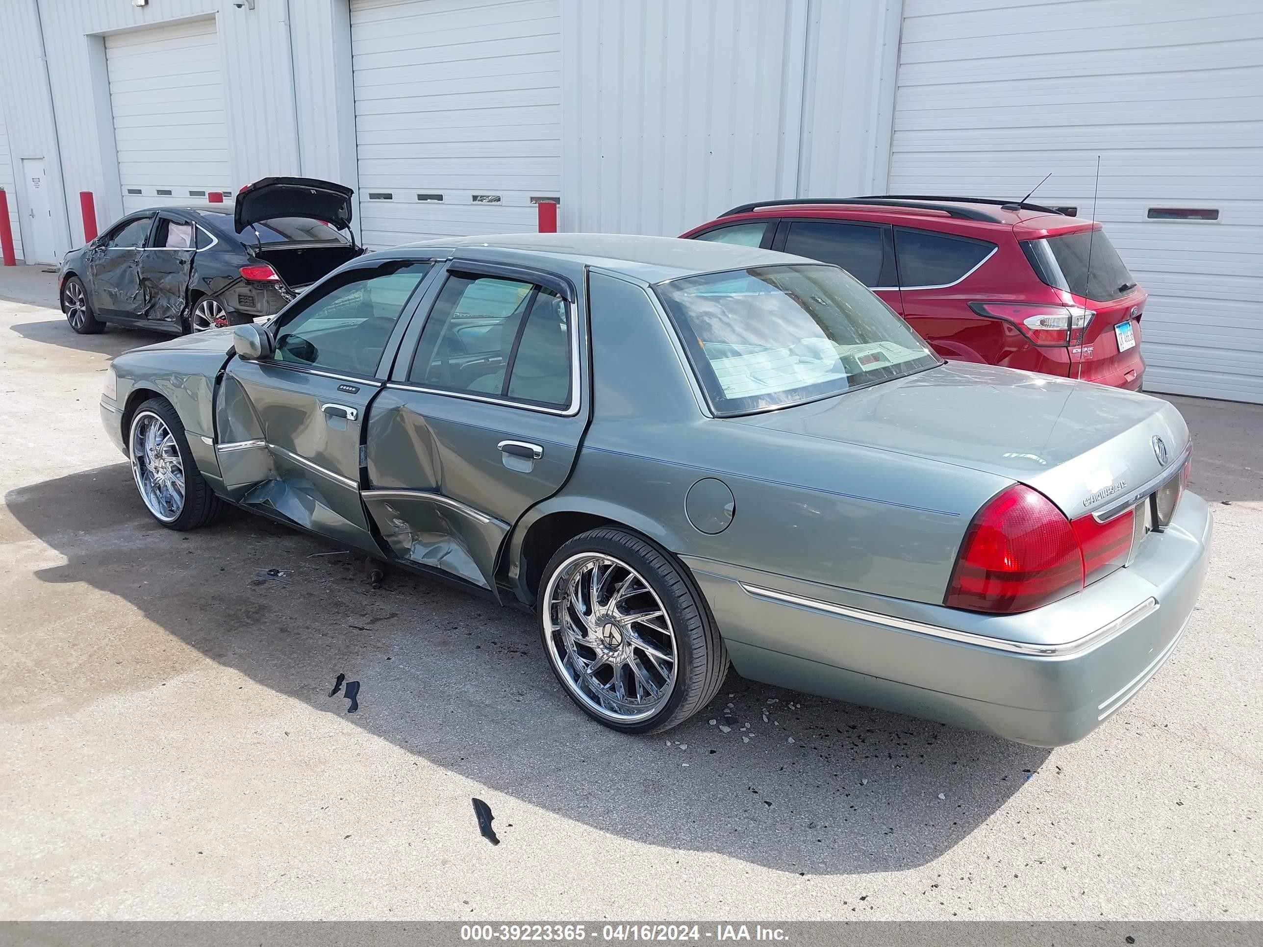 Photo 2 VIN: 2MEFM75W45X604436 - MERCURY GRAND MARQUIS 