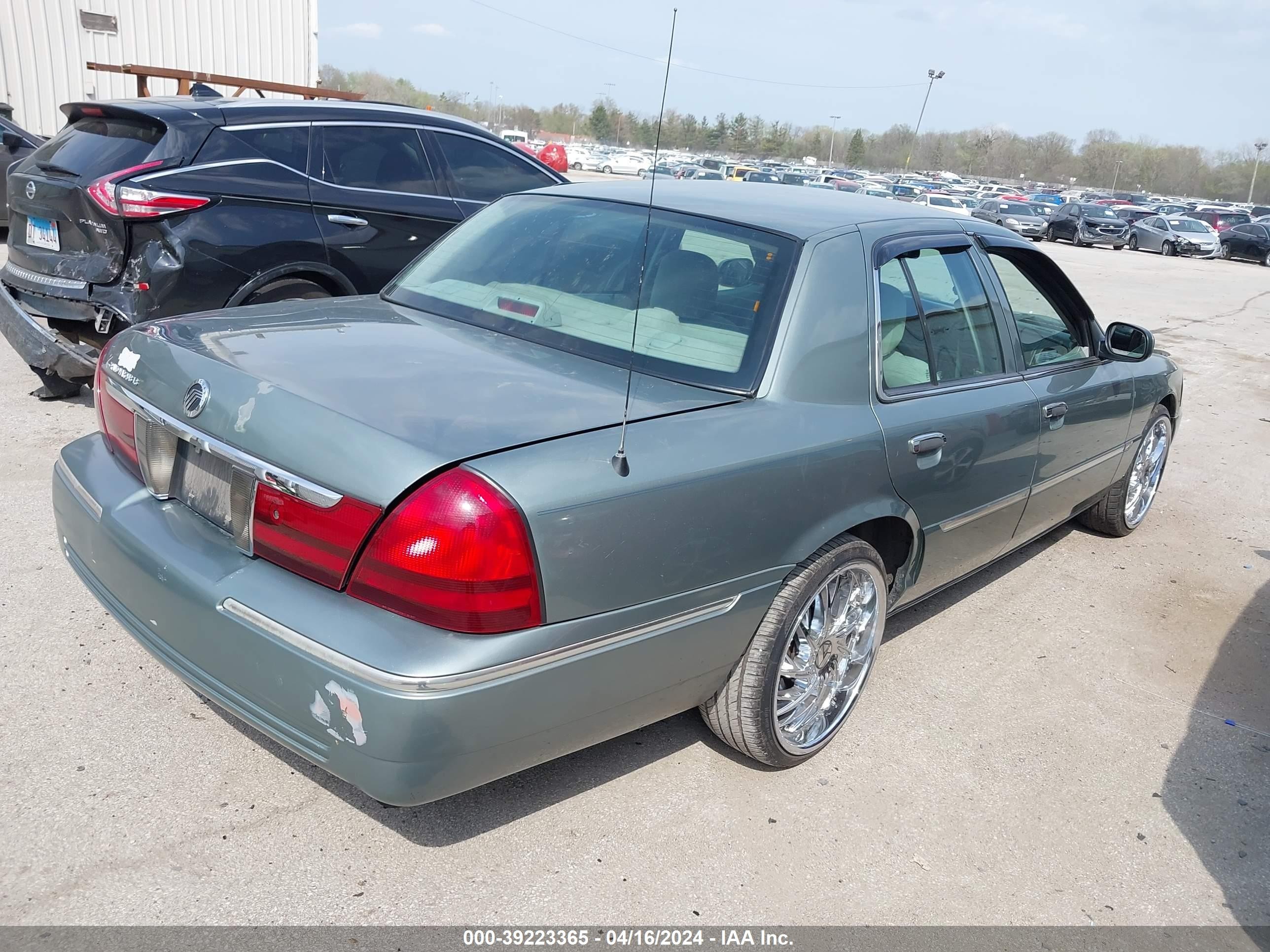 Photo 3 VIN: 2MEFM75W45X604436 - MERCURY GRAND MARQUIS 