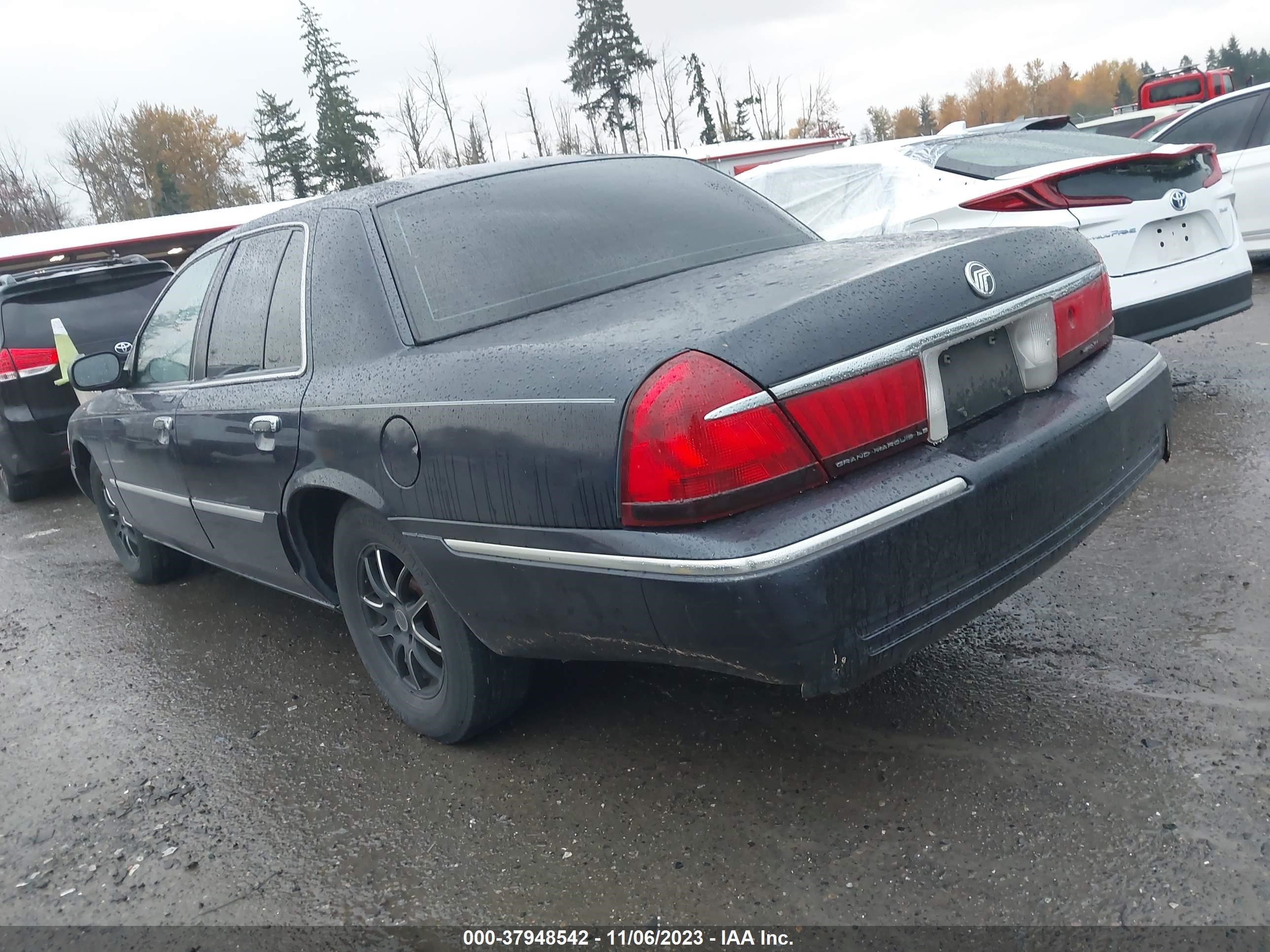 Photo 2 VIN: 2MEFM75W4YX719784 - MERCURY GRAND MARQUIS 