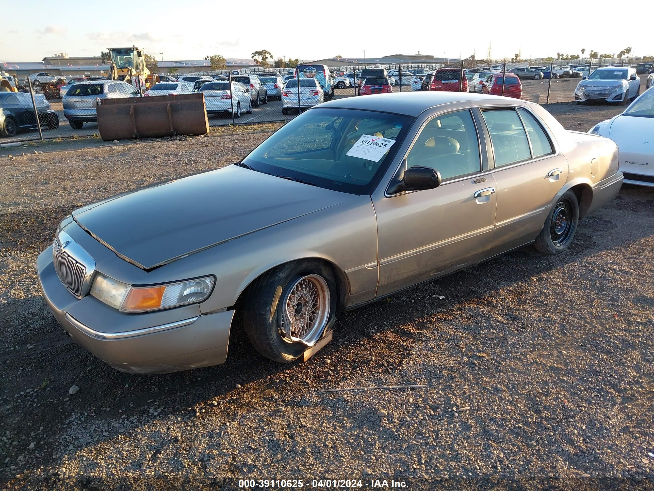 Photo 1 VIN: 2MEFM75W51X618923 - MERCURY GRAND MARQUIS 