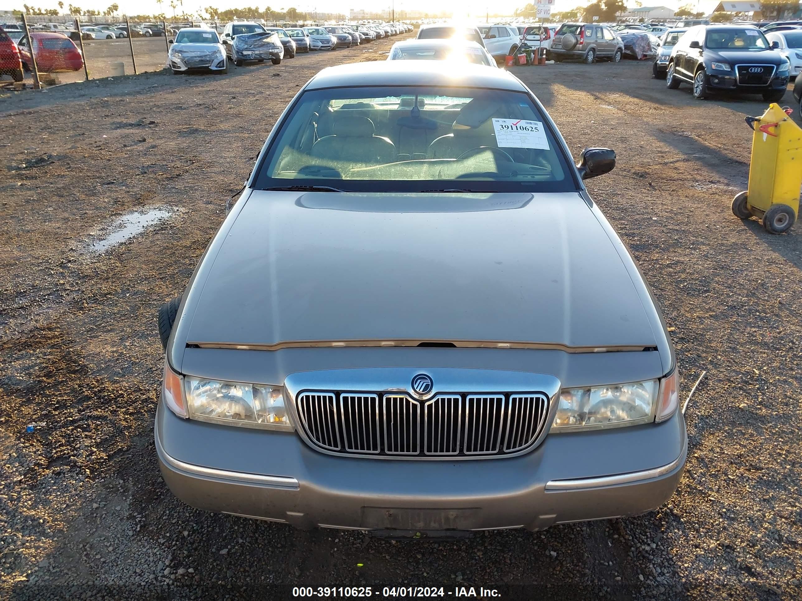 Photo 11 VIN: 2MEFM75W51X618923 - MERCURY GRAND MARQUIS 