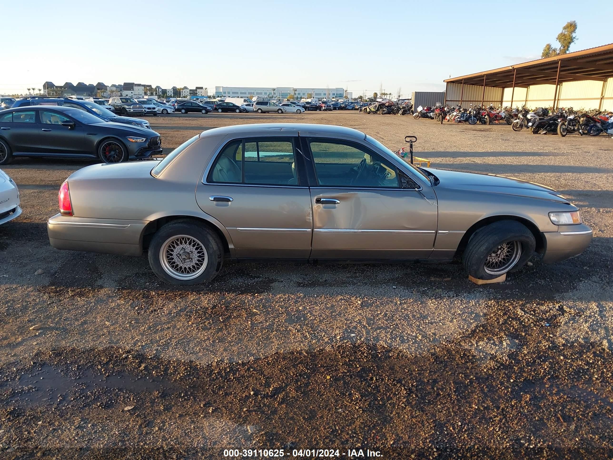 Photo 12 VIN: 2MEFM75W51X618923 - MERCURY GRAND MARQUIS 