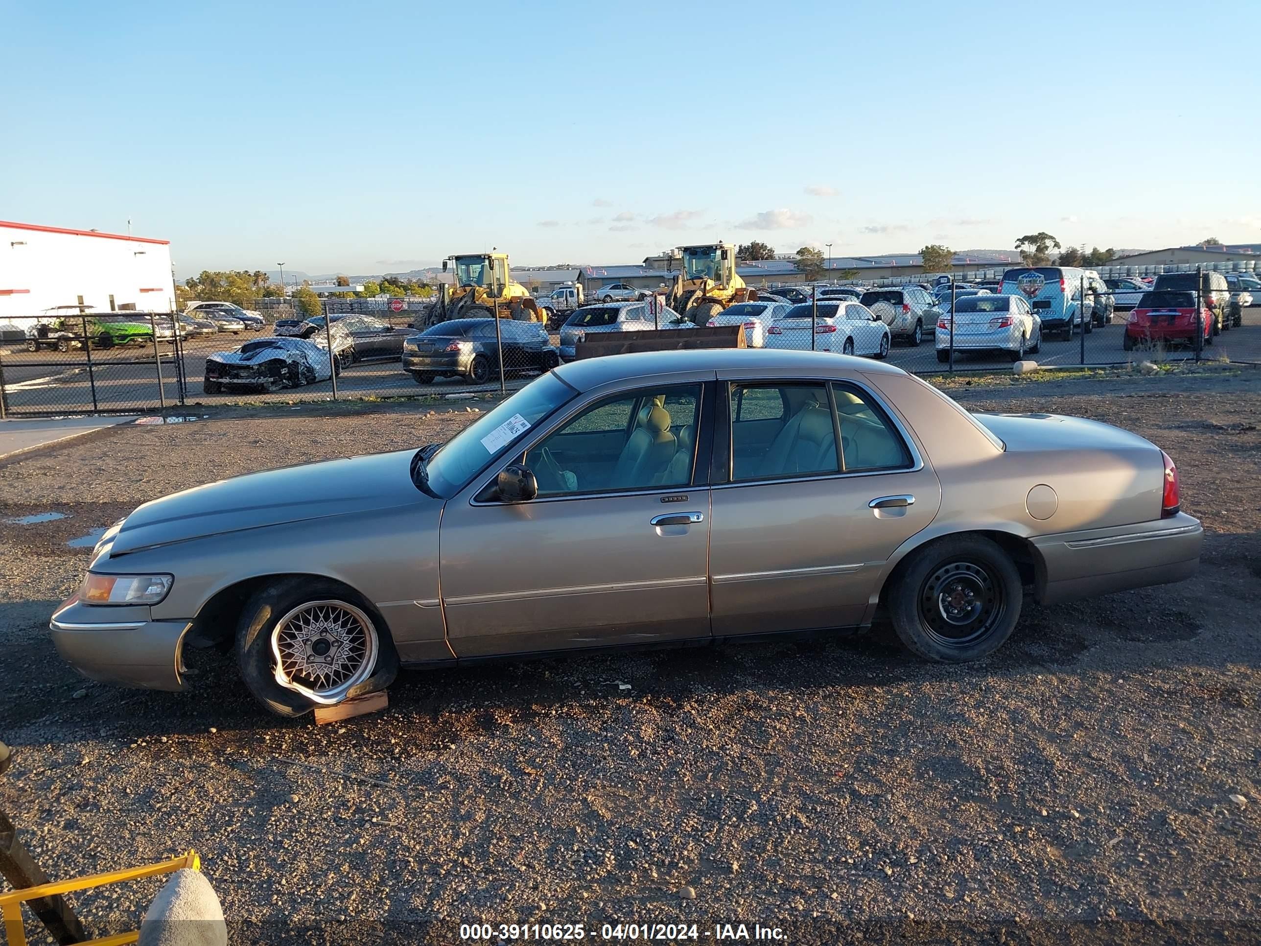 Photo 13 VIN: 2MEFM75W51X618923 - MERCURY GRAND MARQUIS 