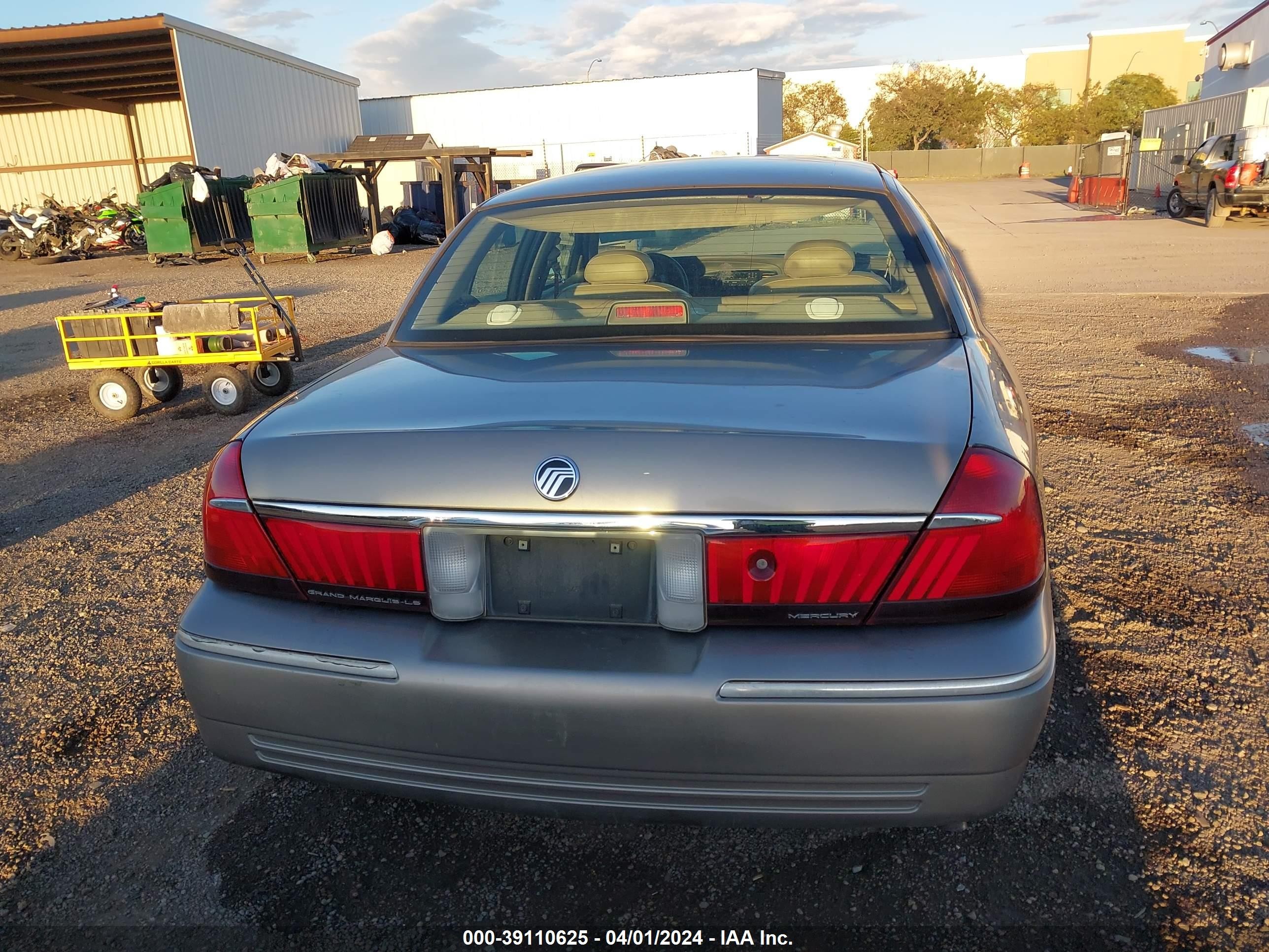 Photo 15 VIN: 2MEFM75W51X618923 - MERCURY GRAND MARQUIS 