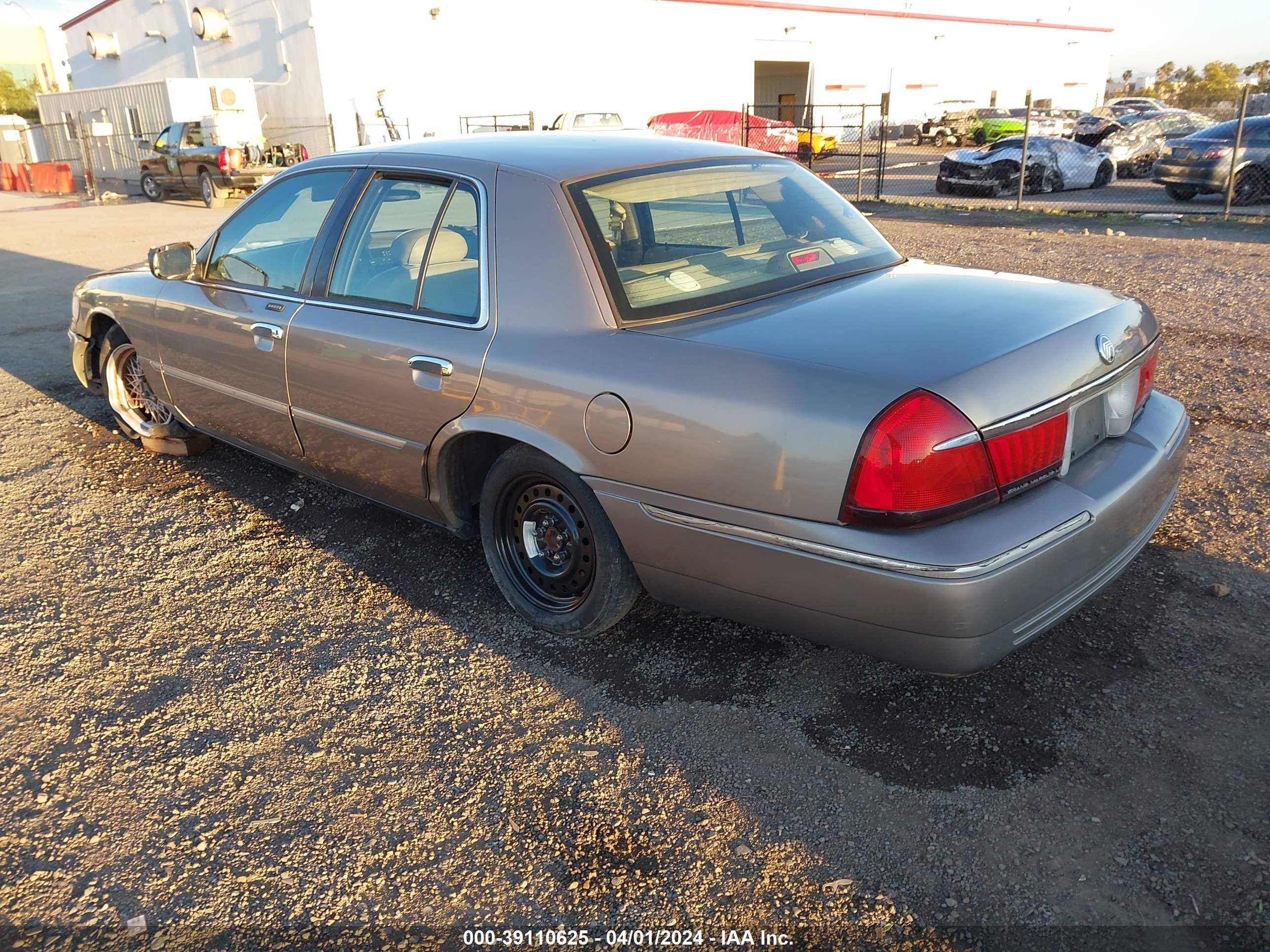 Photo 2 VIN: 2MEFM75W51X618923 - MERCURY GRAND MARQUIS 