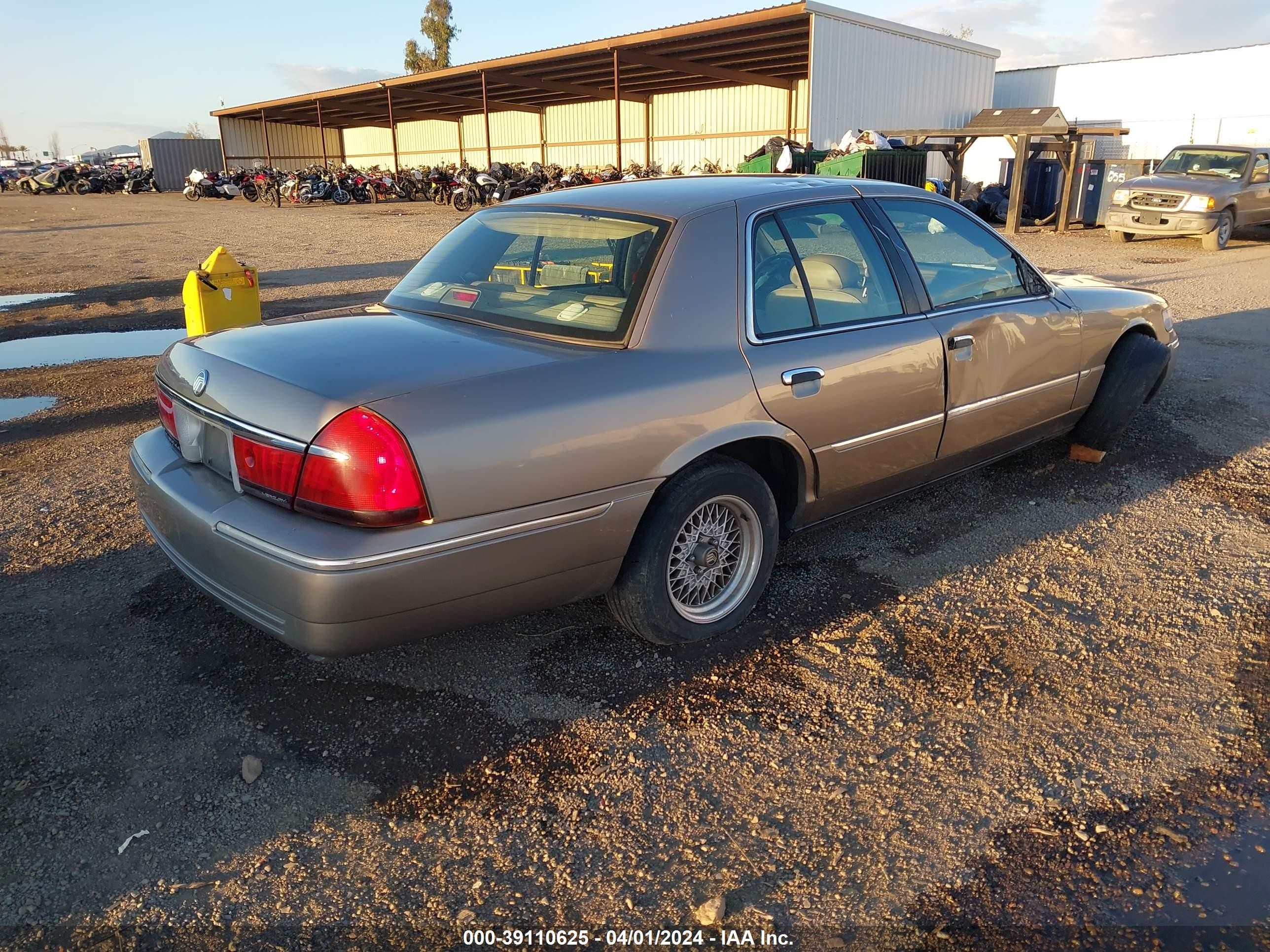 Photo 3 VIN: 2MEFM75W51X618923 - MERCURY GRAND MARQUIS 