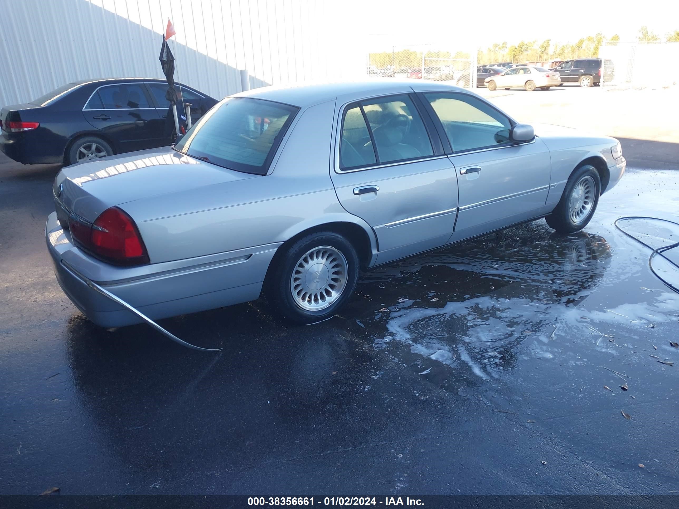 Photo 3 VIN: 2MEFM75W51X708198 - MERCURY GRAND MARQUIS 