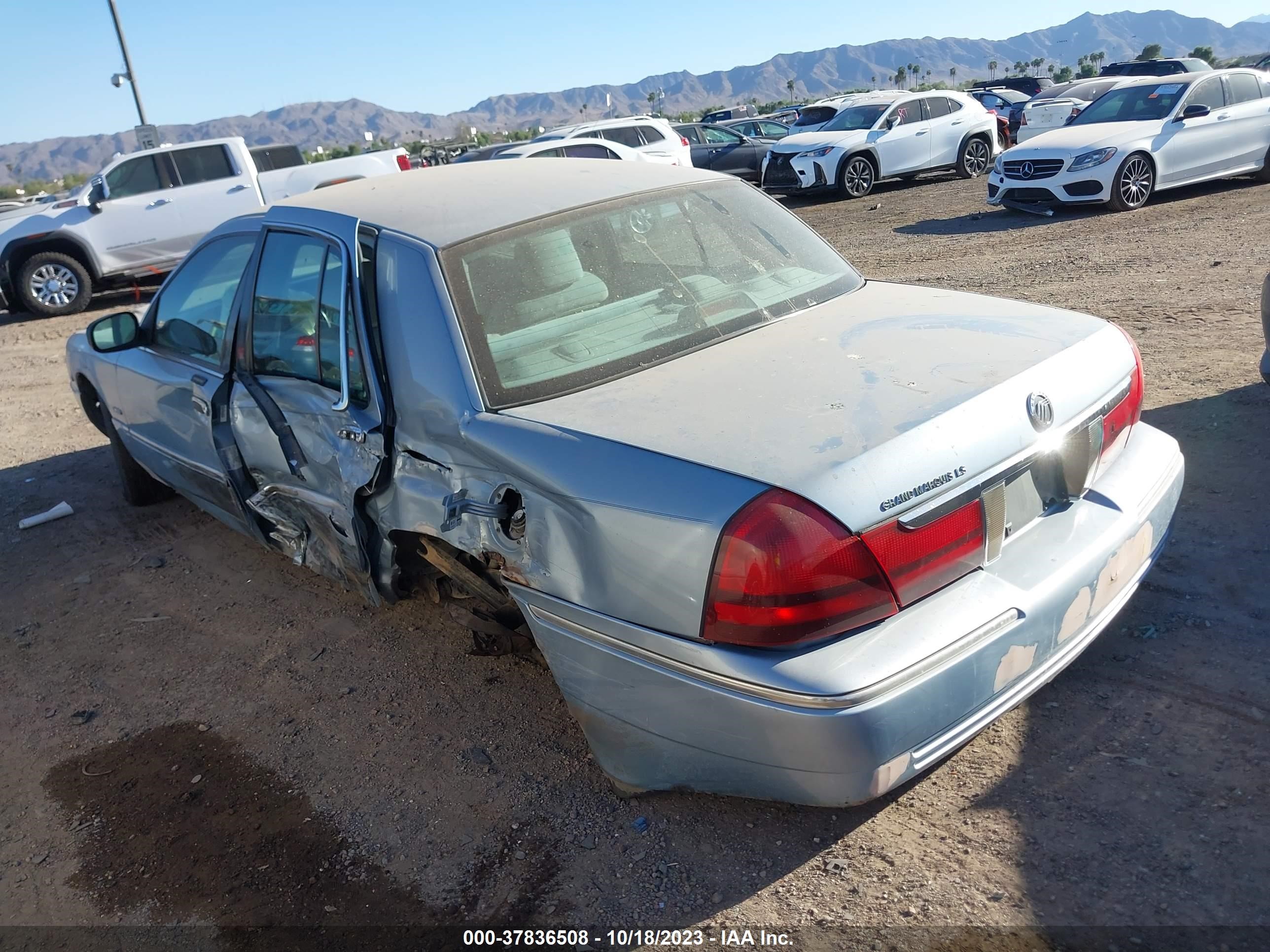 Photo 2 VIN: 2MEFM75W53X622781 - MERCURY GRAND MARQUIS 