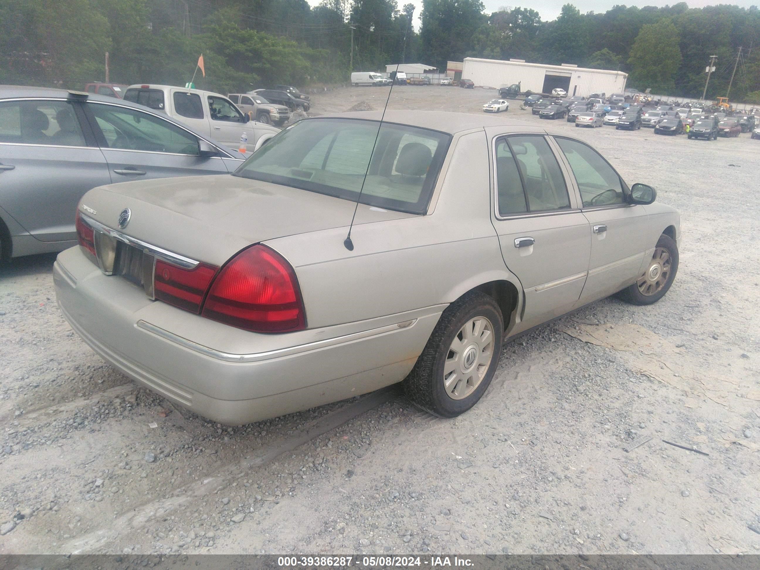 Photo 3 VIN: 2MEFM75W55X614649 - MERCURY GRAND MARQUIS 