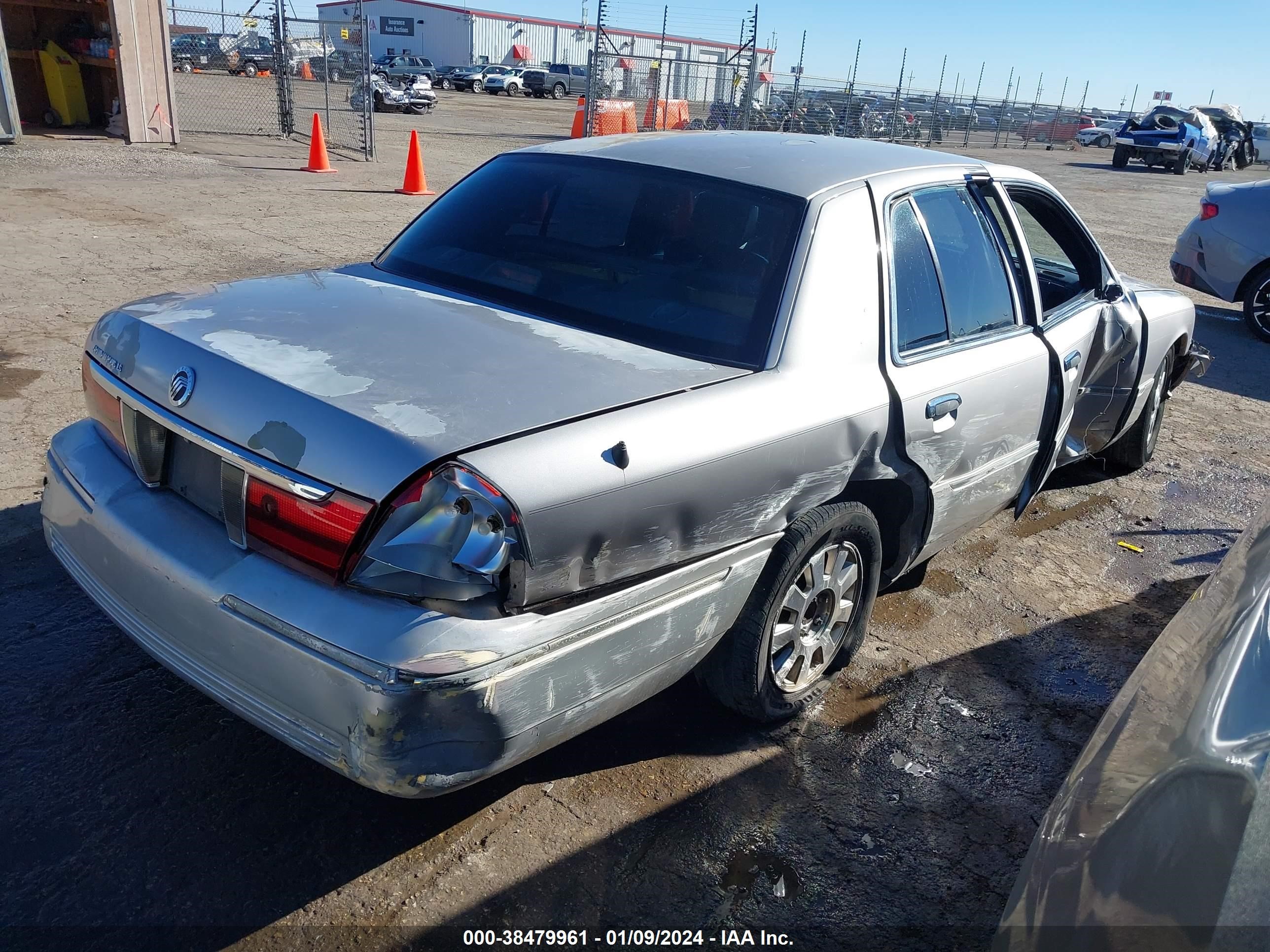 Photo 3 VIN: 2MEFM75W55X650244 - MERCURY GRAND MARQUIS 