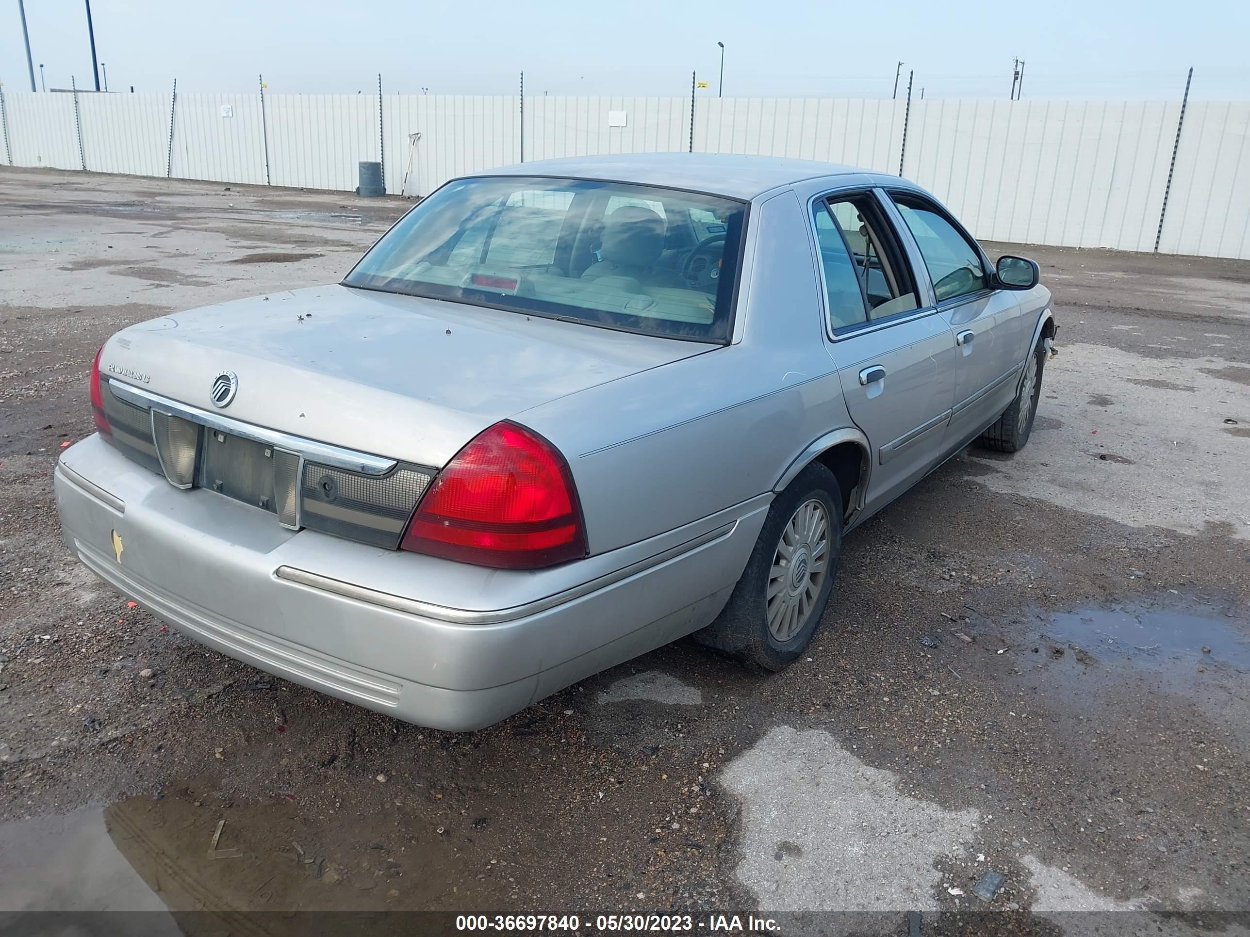 Photo 3 VIN: 2MEFM75W56X633431 - MERCURY GRAND MARQUIS 