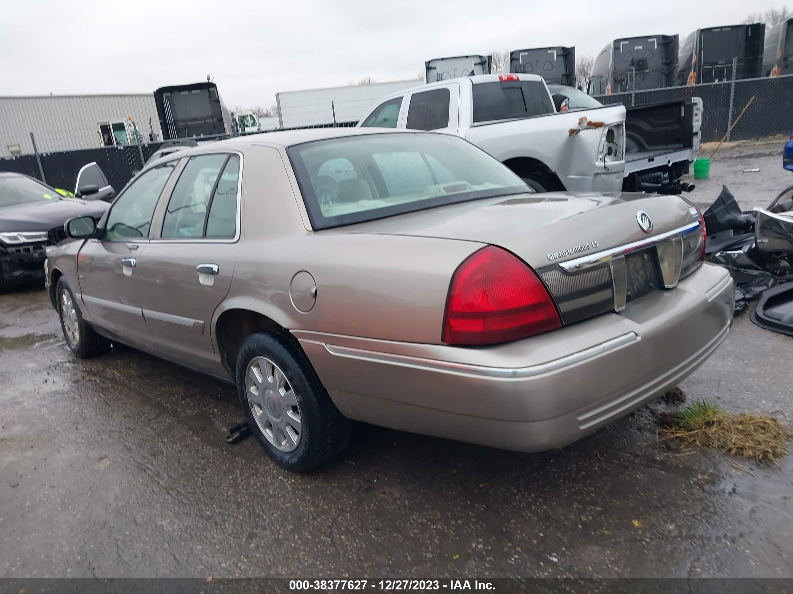 Photo 2 VIN: 2MEFM75W56X643554 - MERCURY GRAND MARQUIS 