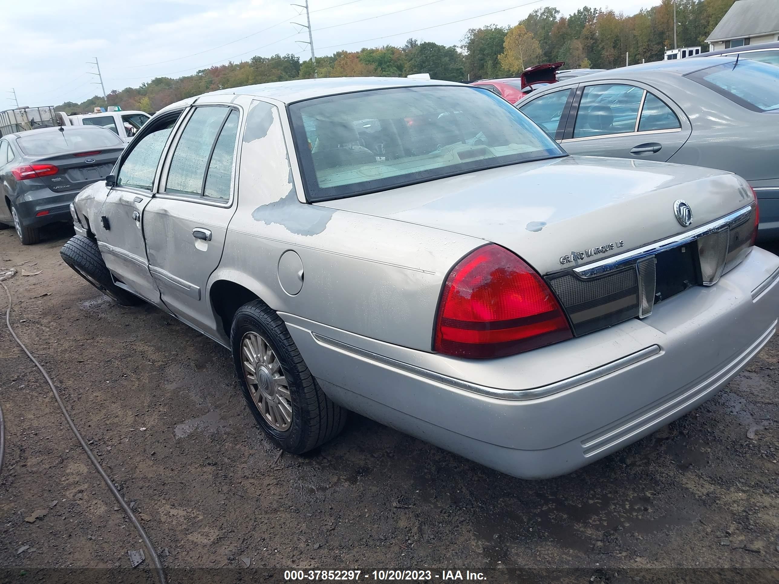 Photo 2 VIN: 2MEFM75W56X654330 - MERCURY GRAND MARQUIS 