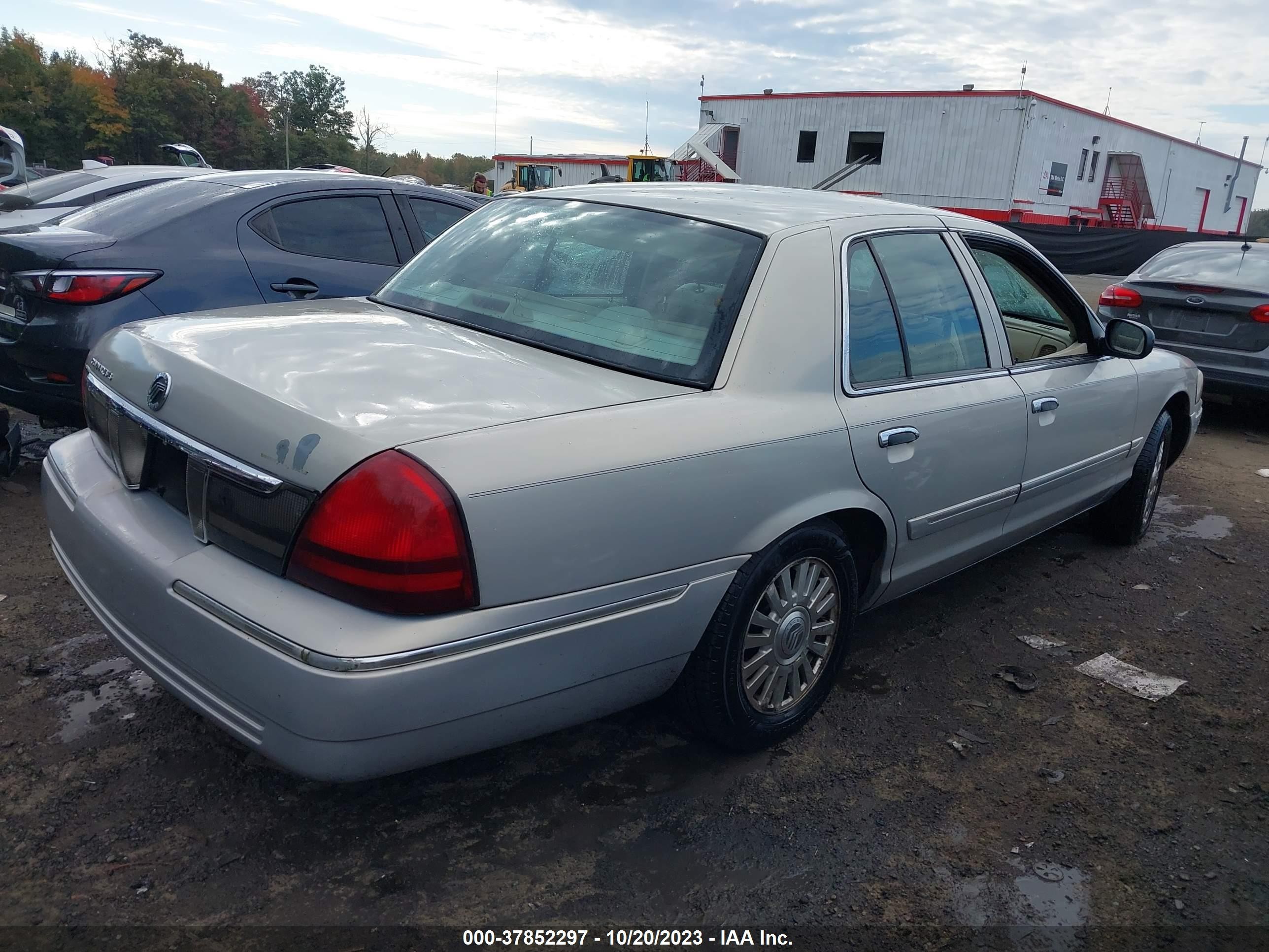 Photo 3 VIN: 2MEFM75W56X654330 - MERCURY GRAND MARQUIS 