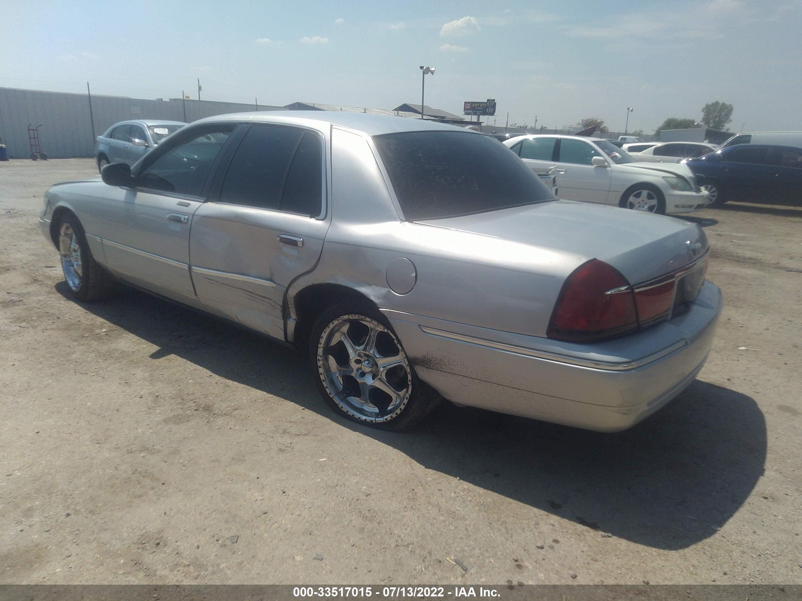 Photo 3 VIN: 2MEFM75W5WX619349 - MERCURY GRAND MARQUIS 