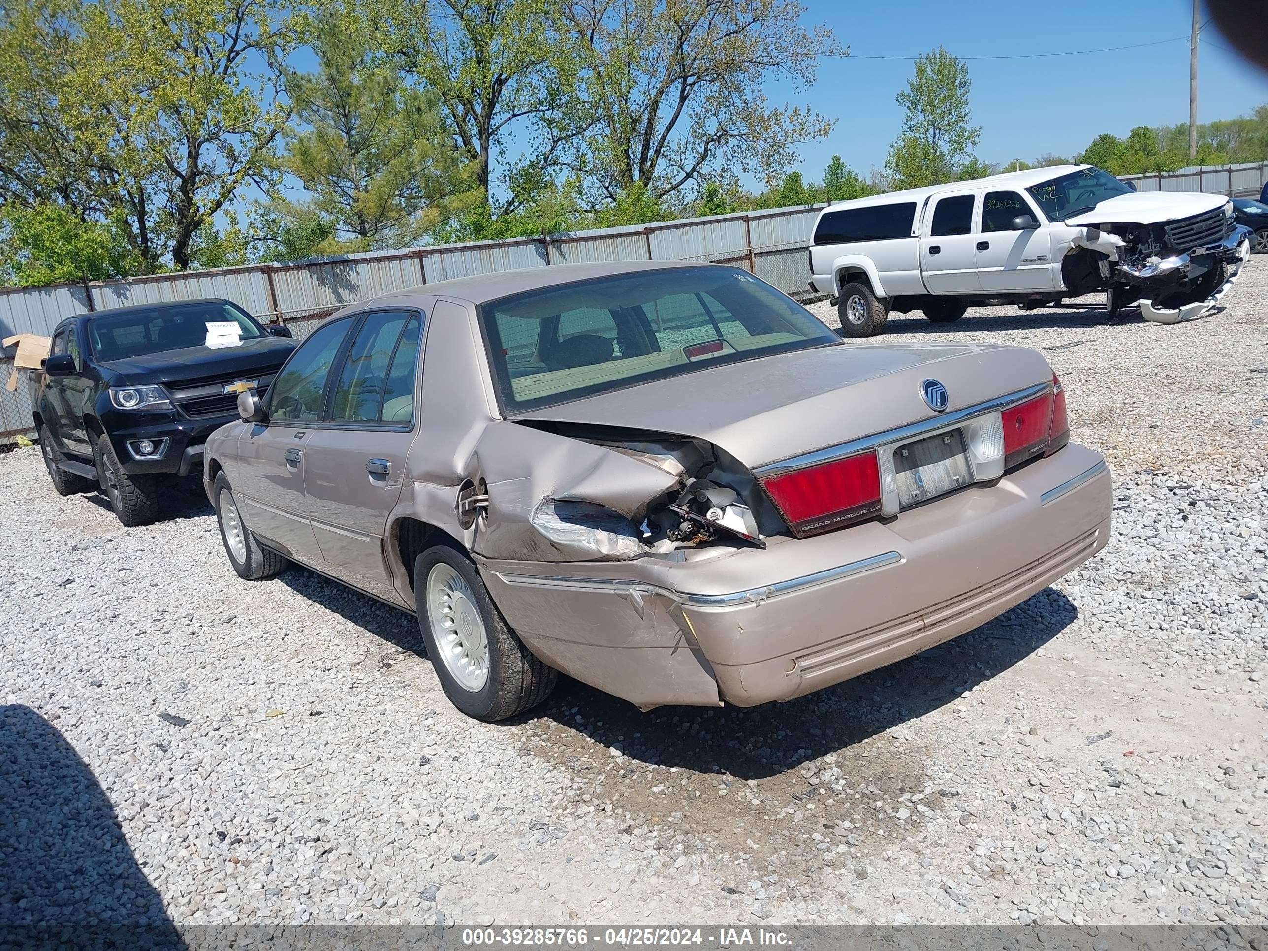 Photo 2 VIN: 2MEFM75W5WX630108 - MERCURY GRAND MARQUIS 