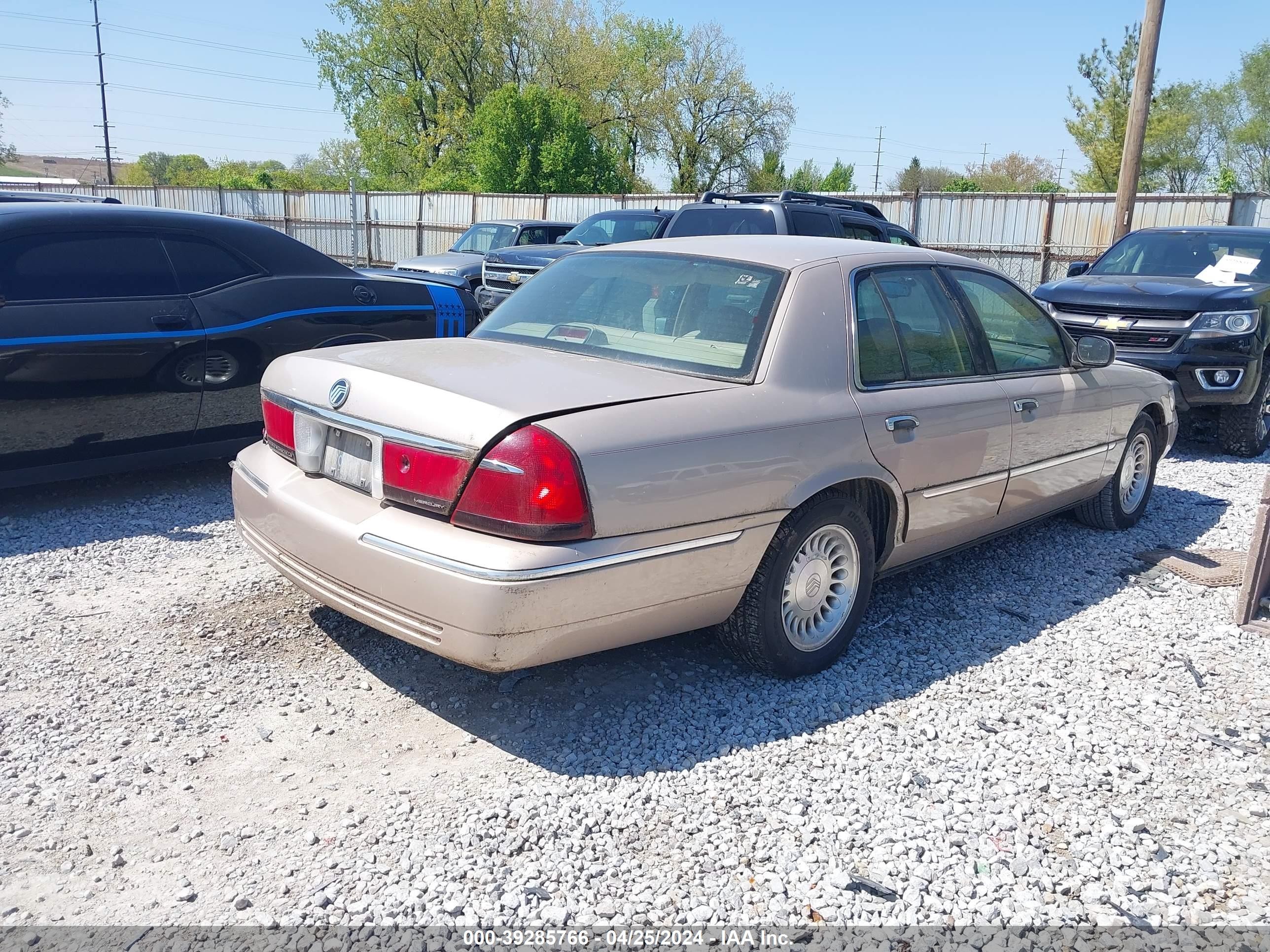 Photo 3 VIN: 2MEFM75W5WX630108 - MERCURY GRAND MARQUIS 