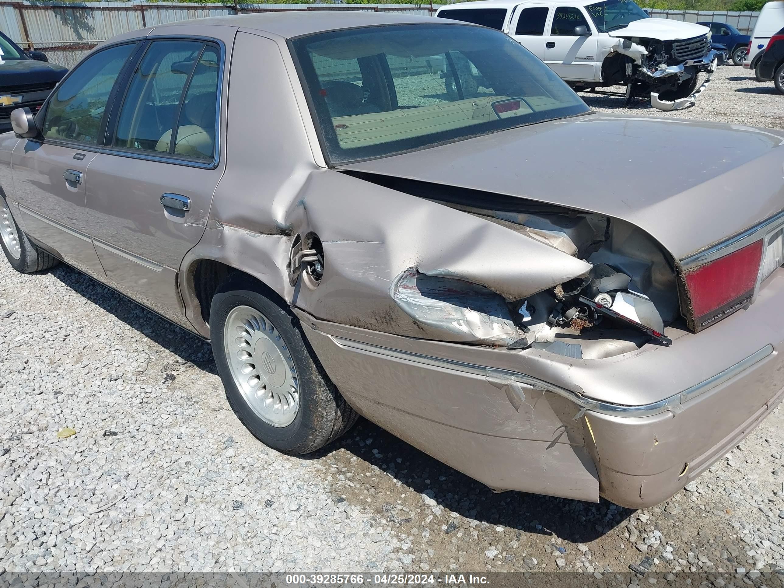 Photo 5 VIN: 2MEFM75W5WX630108 - MERCURY GRAND MARQUIS 