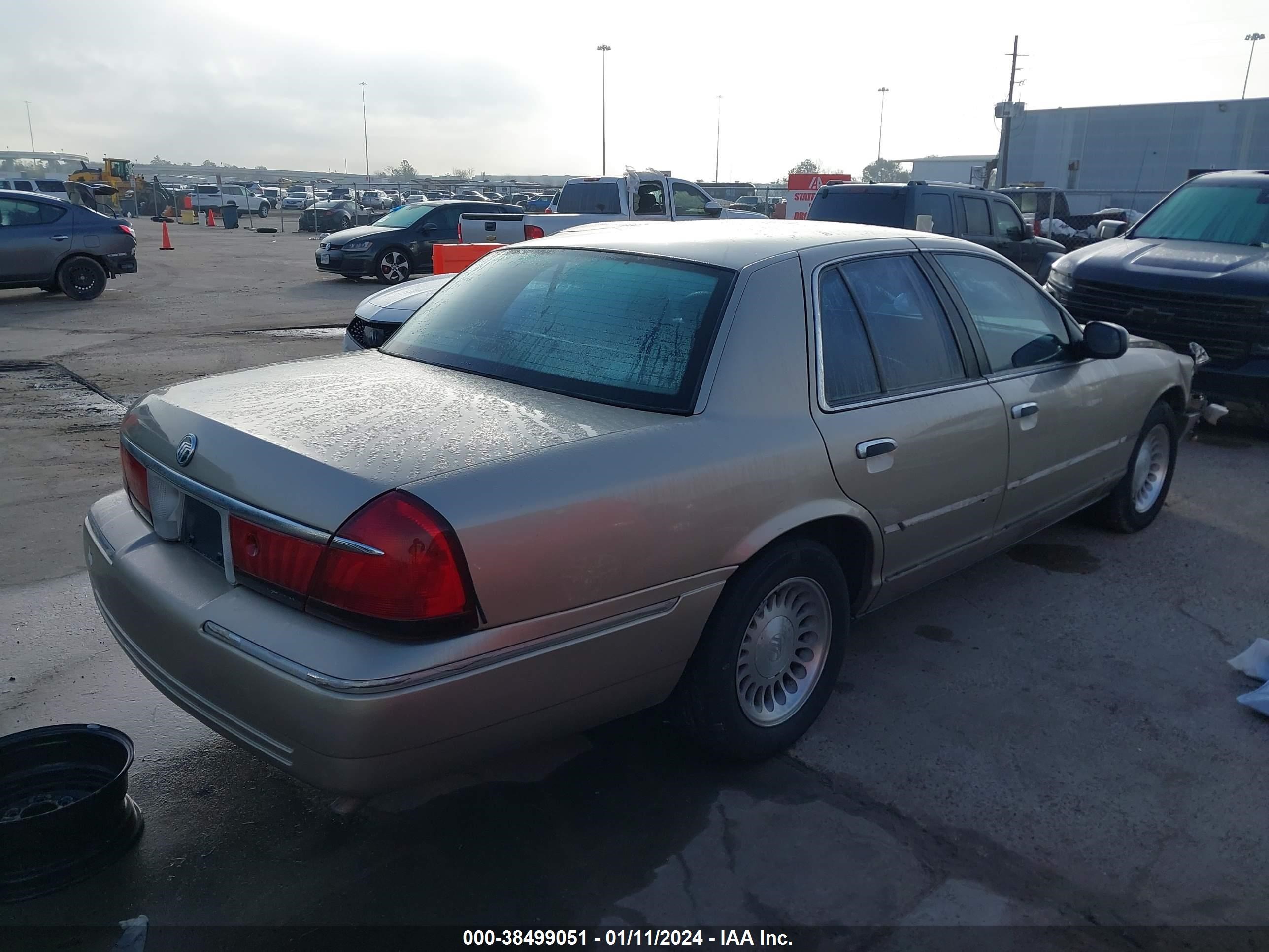 Photo 3 VIN: 2MEFM75W5YX621184 - MERCURY GRAND MARQUIS 