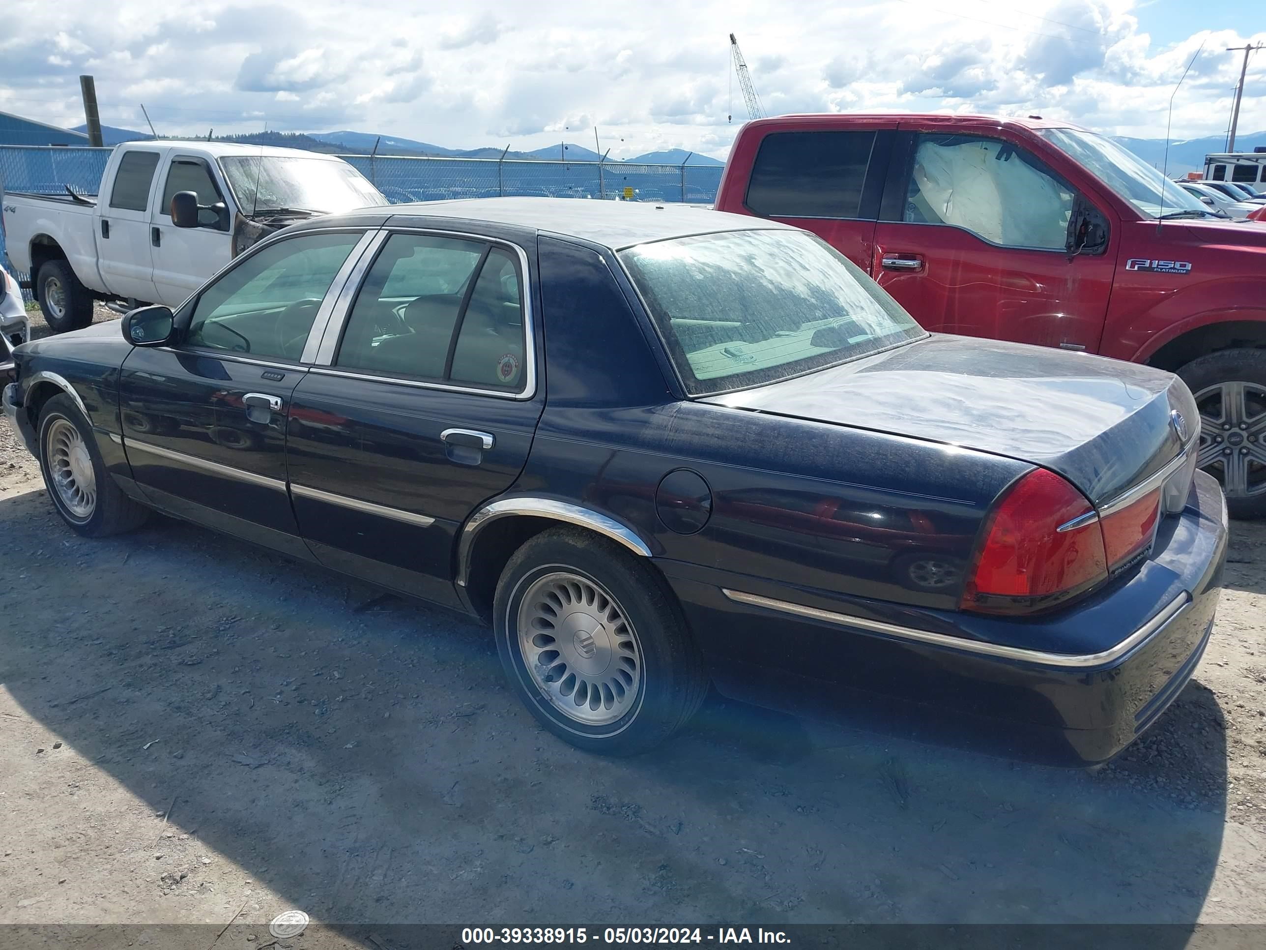 Photo 2 VIN: 2MEFM75W5YX621251 - MERCURY GRAND MARQUIS 