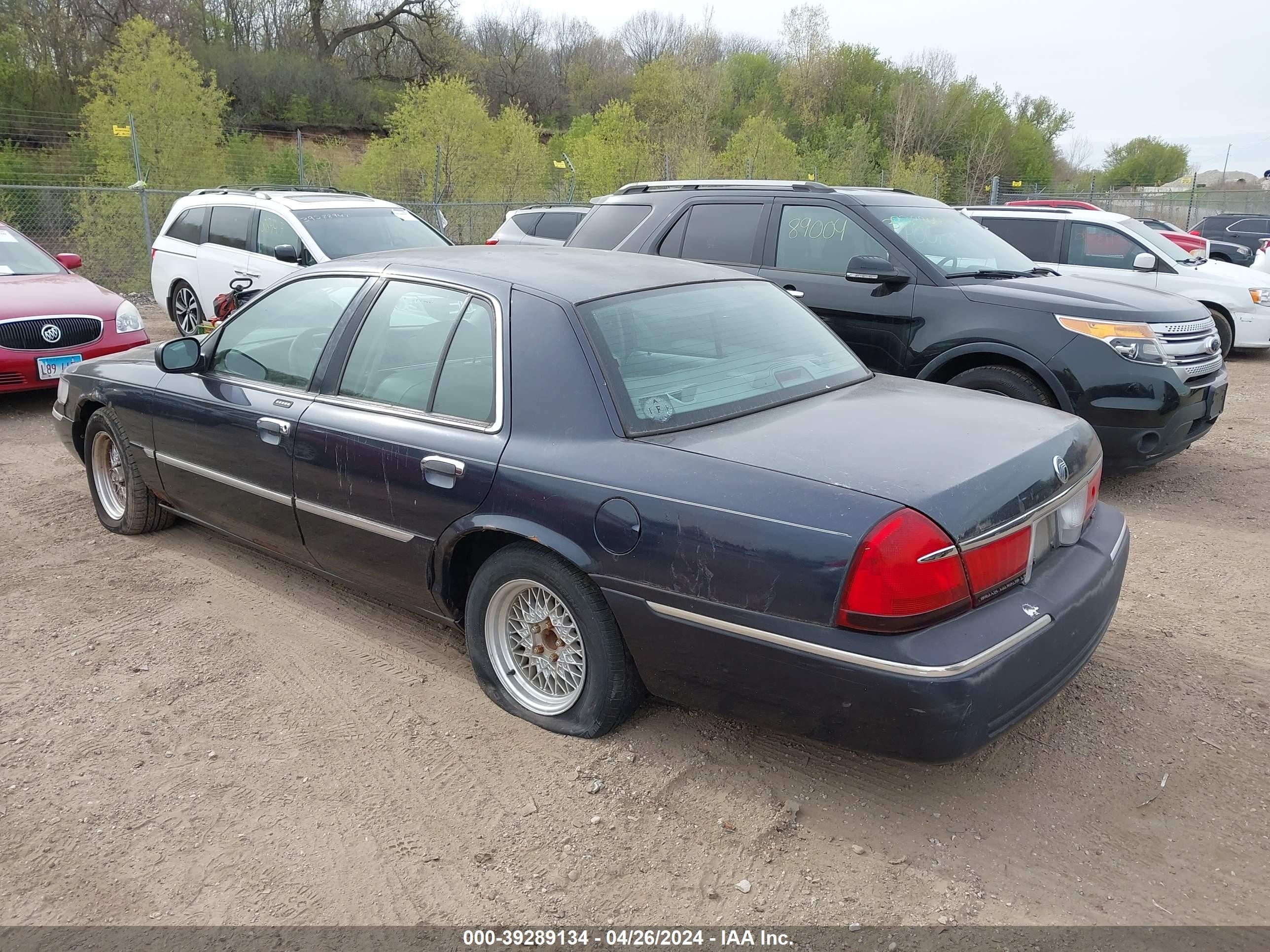 Photo 2 VIN: 2MEFM75W5YX733984 - MERCURY GRAND MARQUIS 