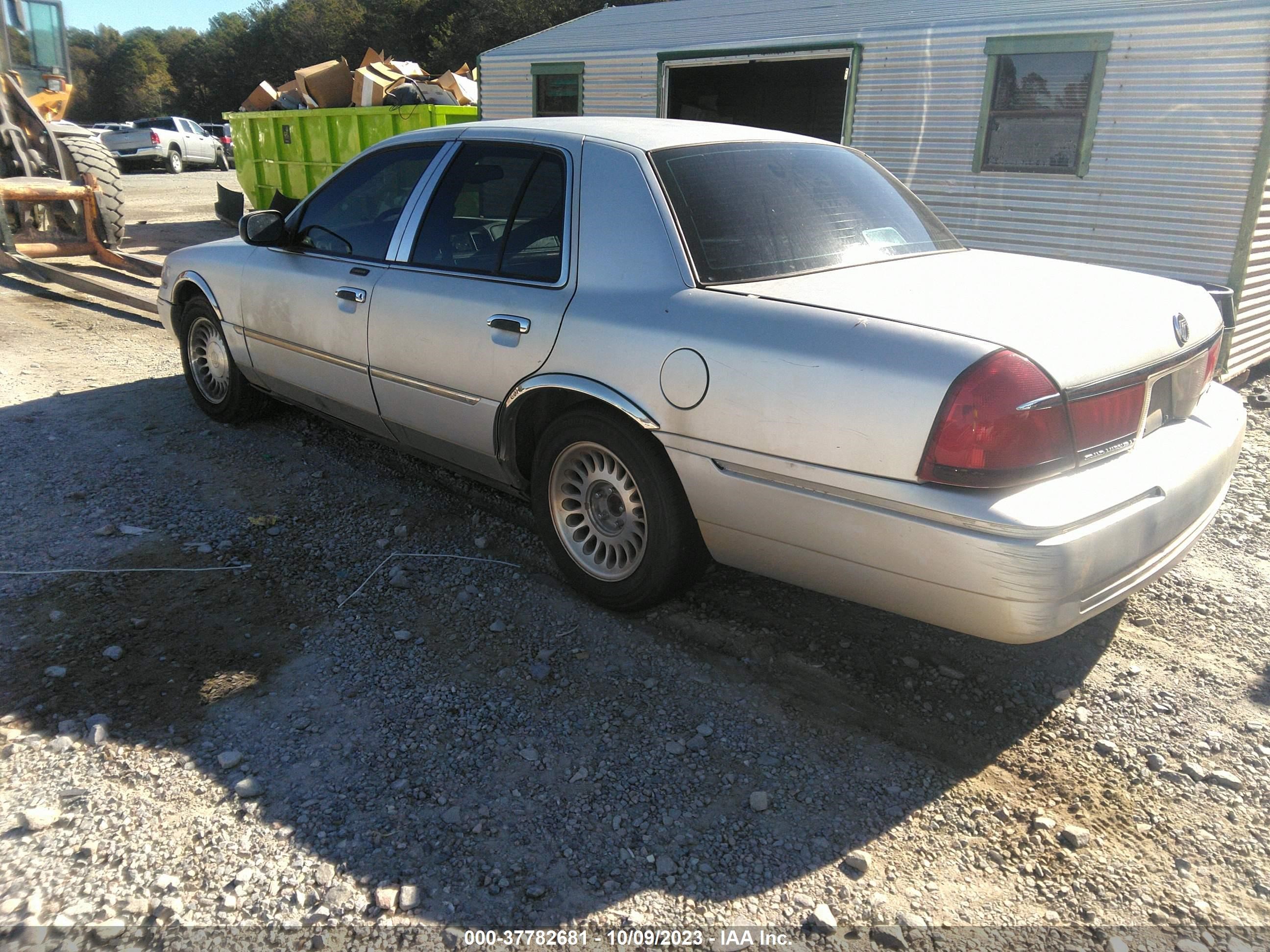 Photo 2 VIN: 2MEFM75W62X651365 - MERCURY GRAND MARQUIS 